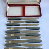 12 Stainless steel blade knives with round tips / Bakelite handles with pearl effect / Prulhière La Béquille + Box / 1950s