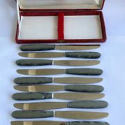 12 Stainless steel blade knives with round tips / Bakelite handles with pearl effect / Prulhière La Béquille + Box / 1950s
