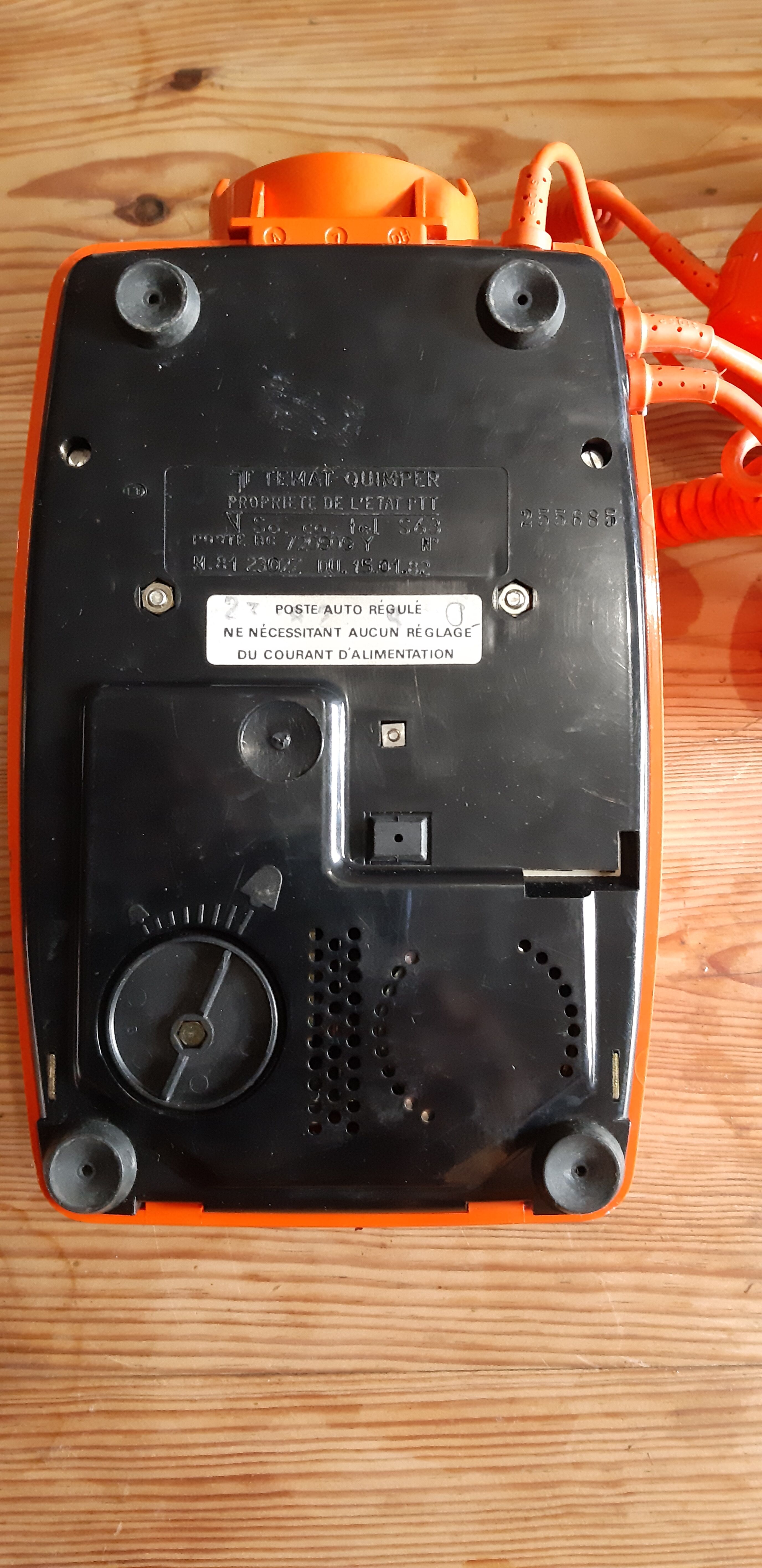 Telephone vintage orange