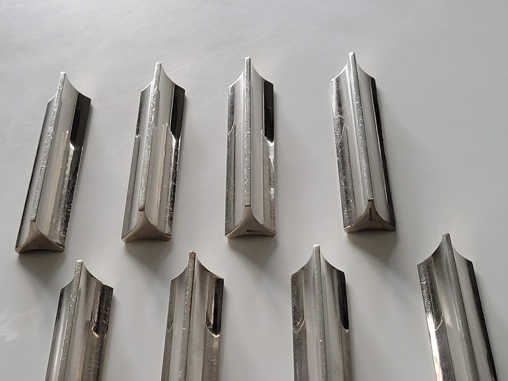 Huit porte-couteaux Boulenger en métal argenté art déco