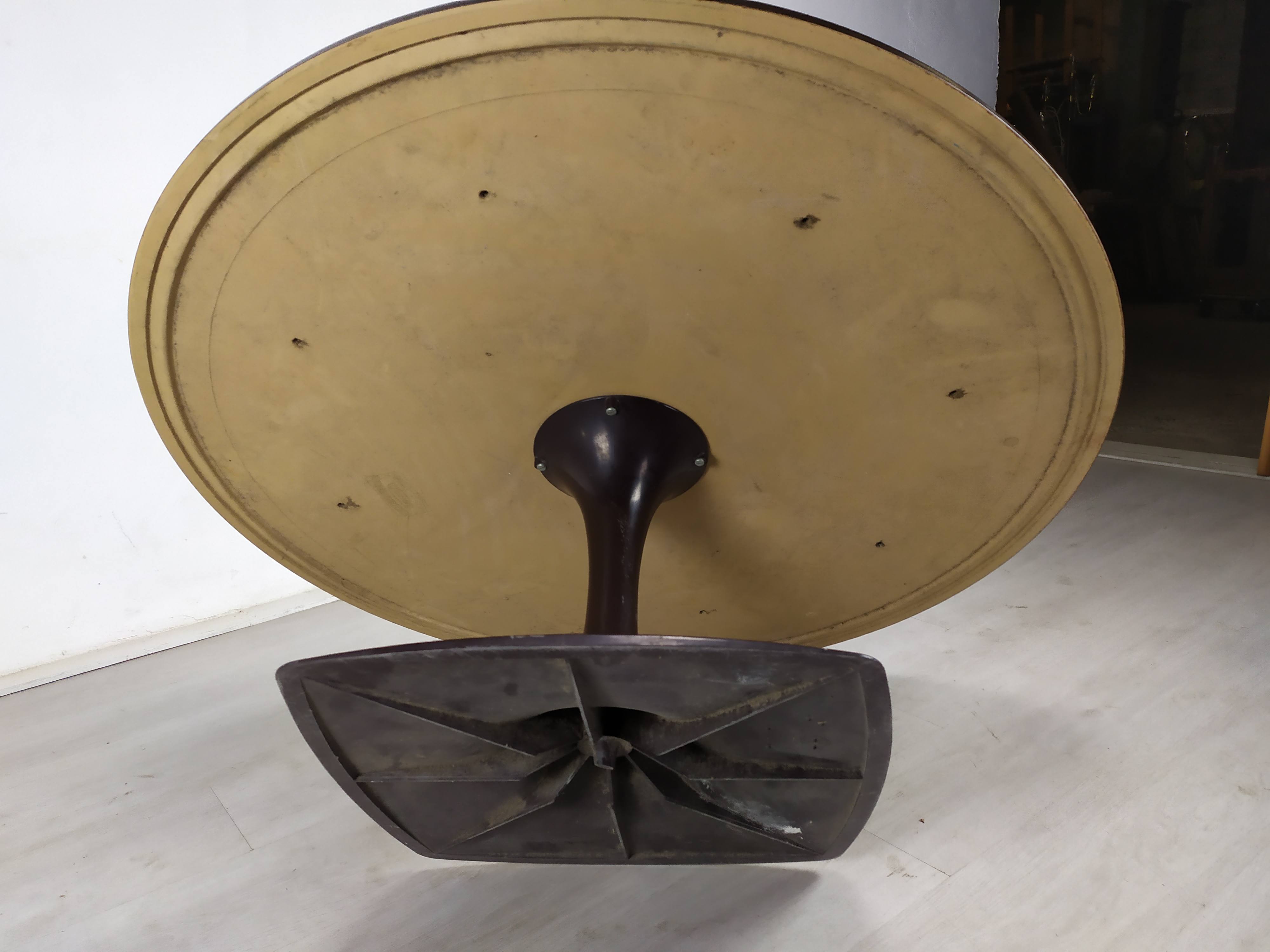 Round coffee table vintage tulip foot