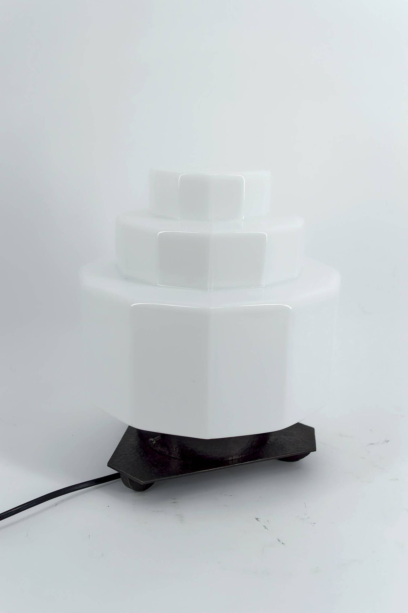 Lampe Art Déco Steamline Modern, vers 1930 – Verre opalin et fer Forgé