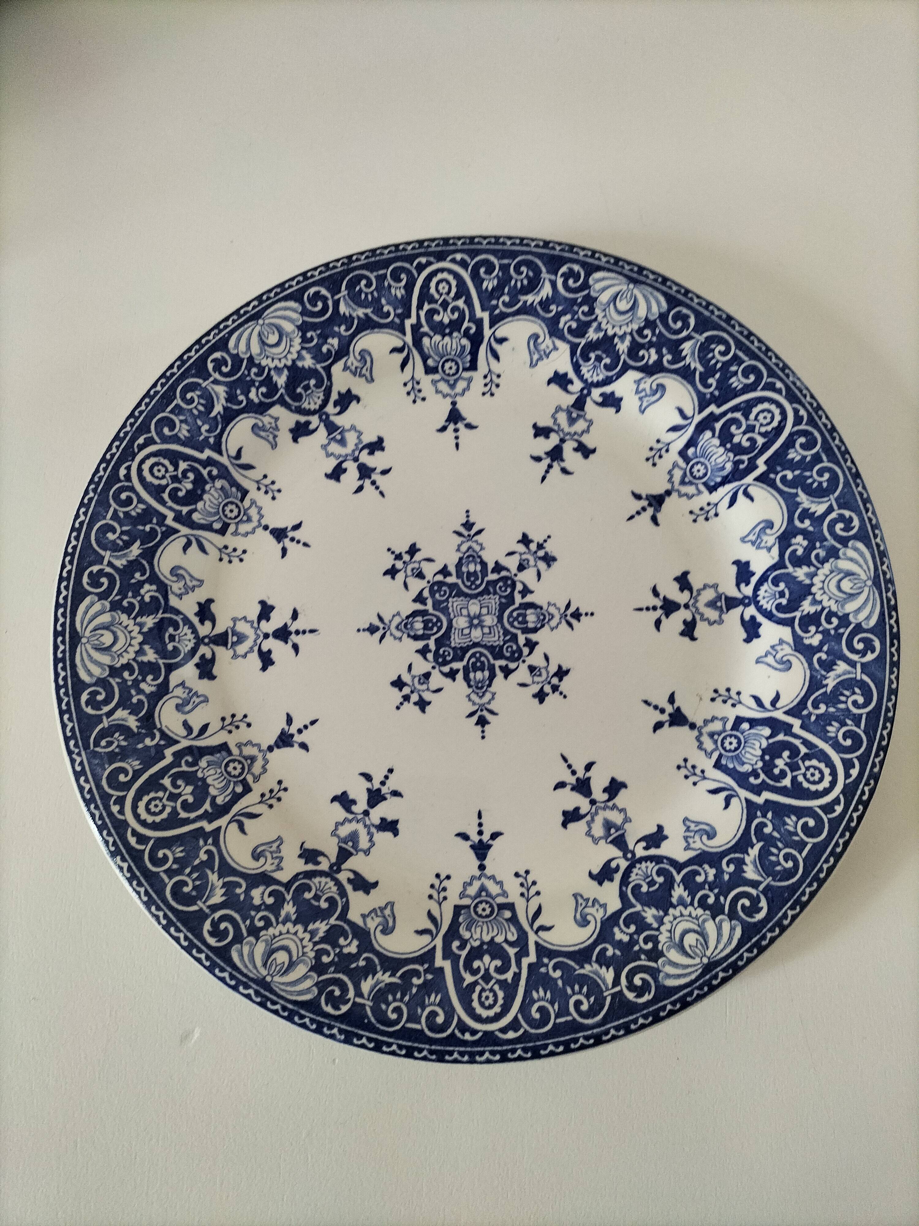 Antique Gien plate – Decor inspired by the Manufacture de Lille 17-18th century
