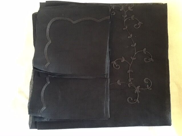 Black nape and towels in organdi