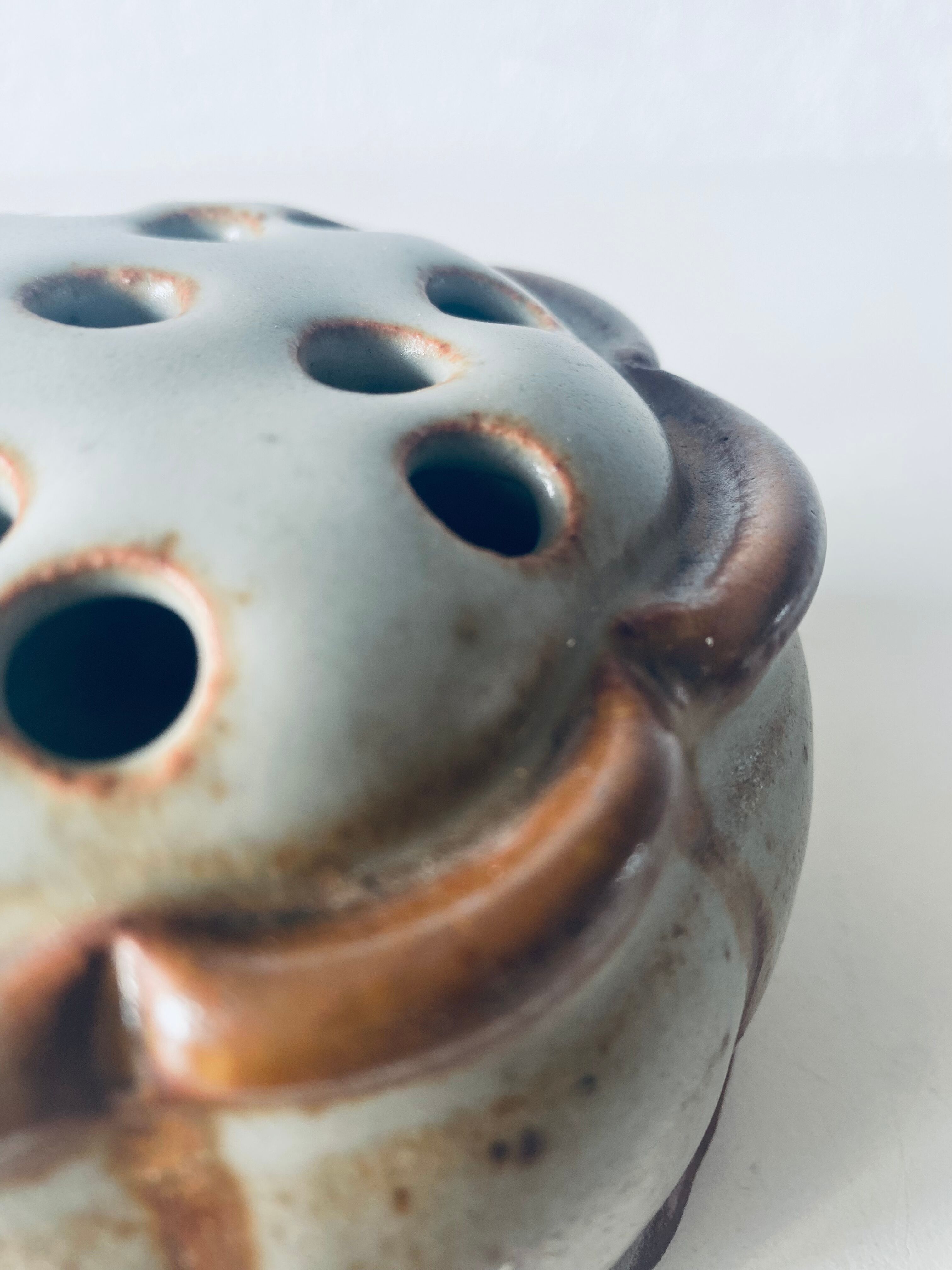 Vase pique flowers in sandstone