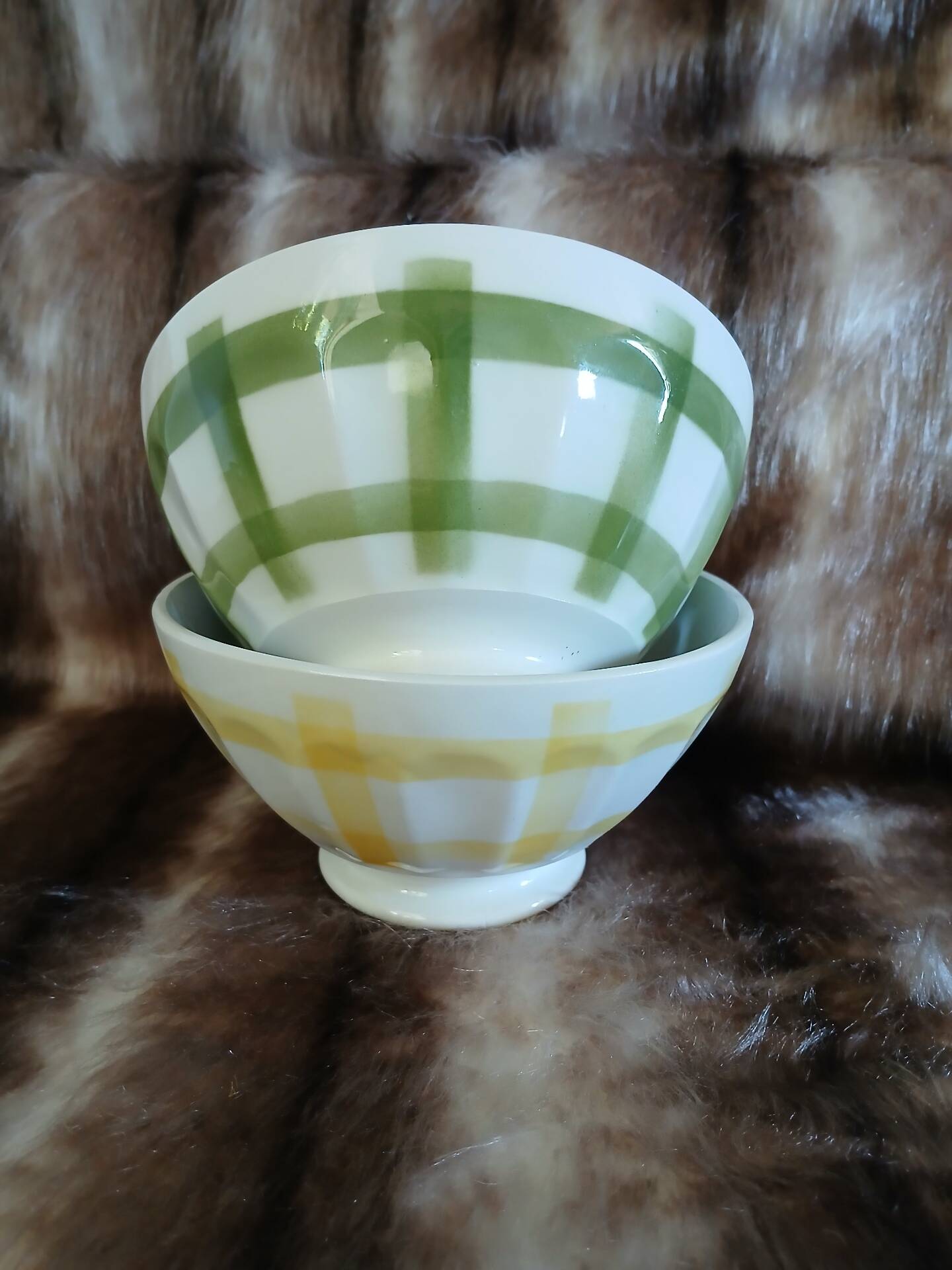 2 old model bowls tablecloth