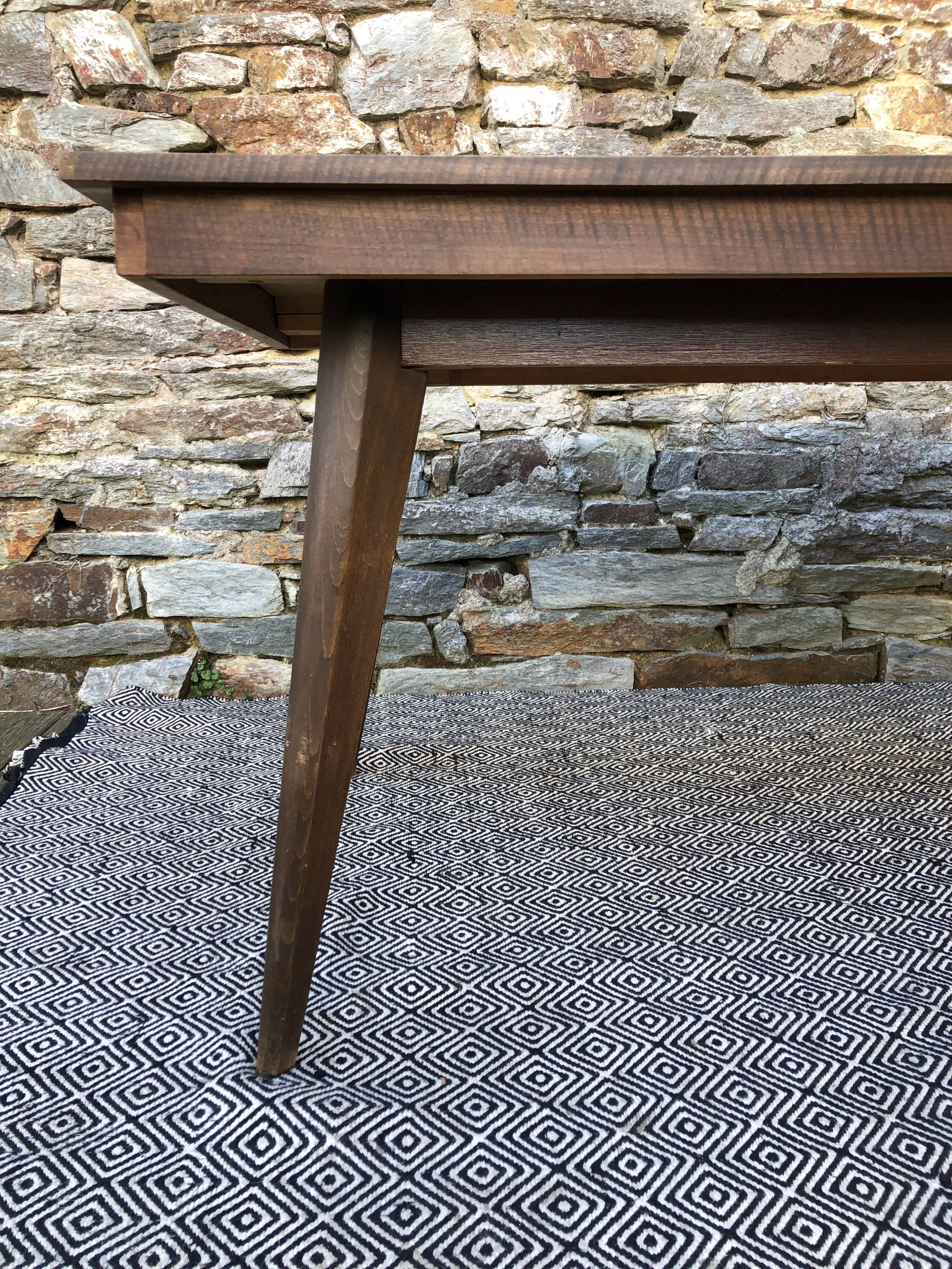 Dining table compass legs