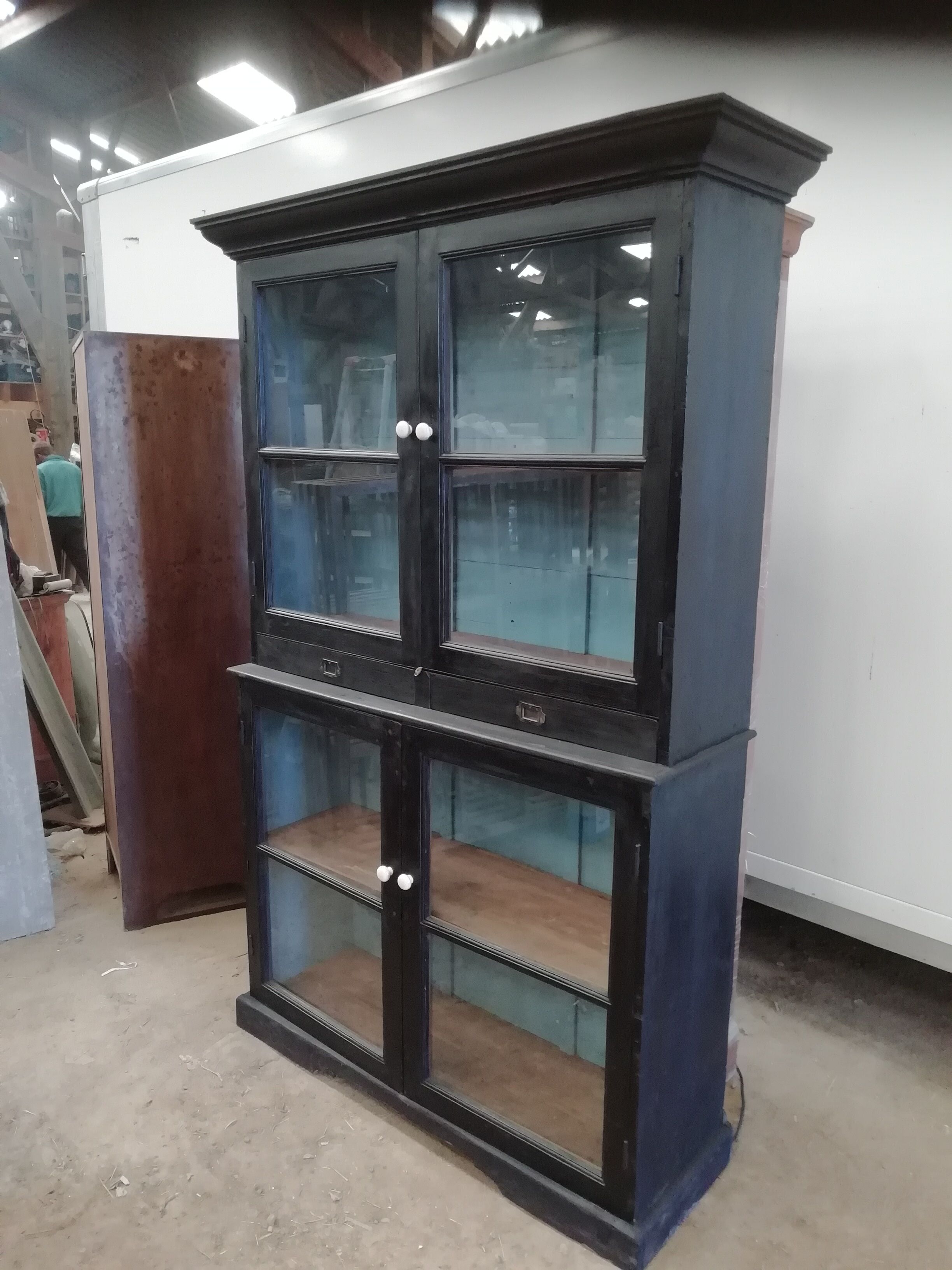 Glass-enclosed croat