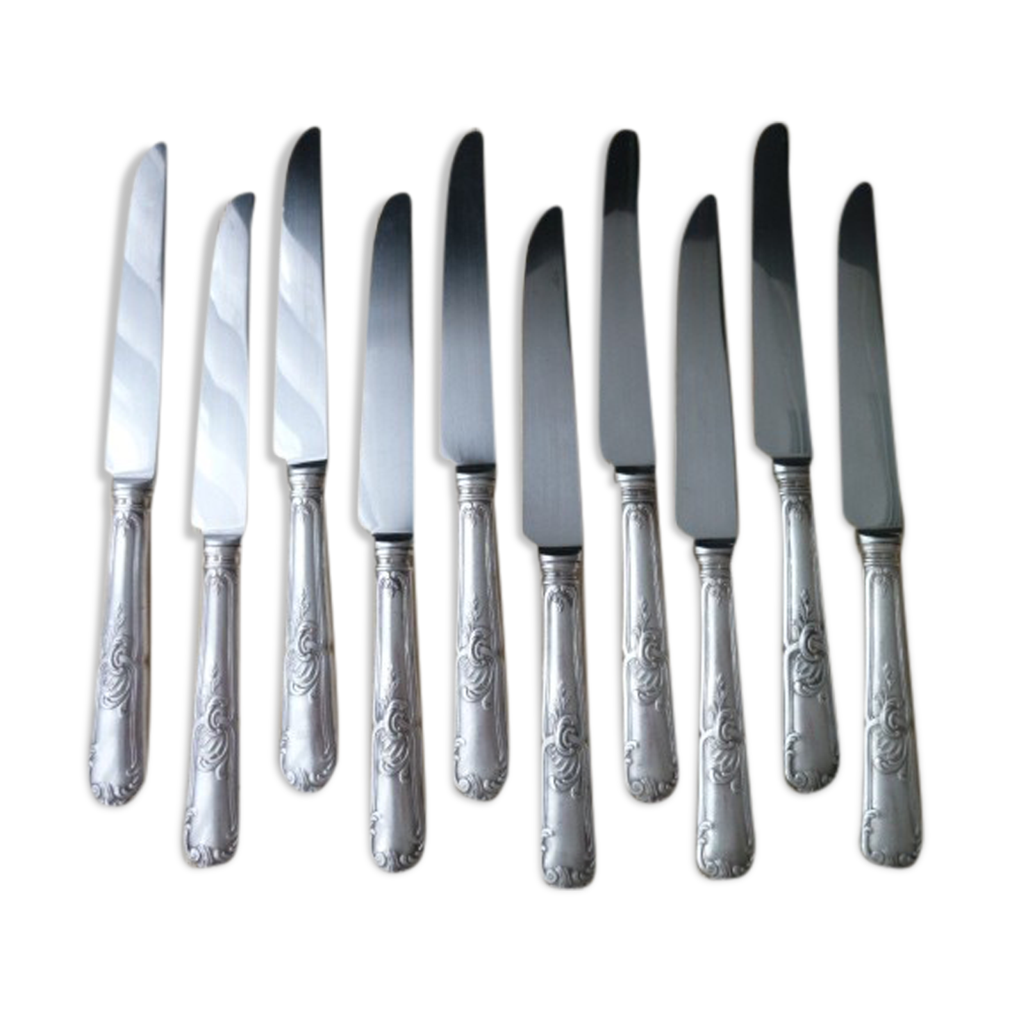 Set de 10 couteaux de table en métal argenté Style Louis XV