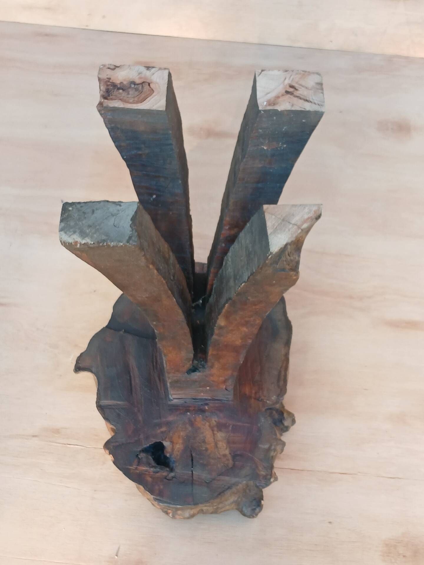 Tabouret brutaliste en chêne