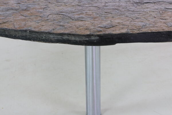 Grande table basse ronde en ardoise brutaliste.