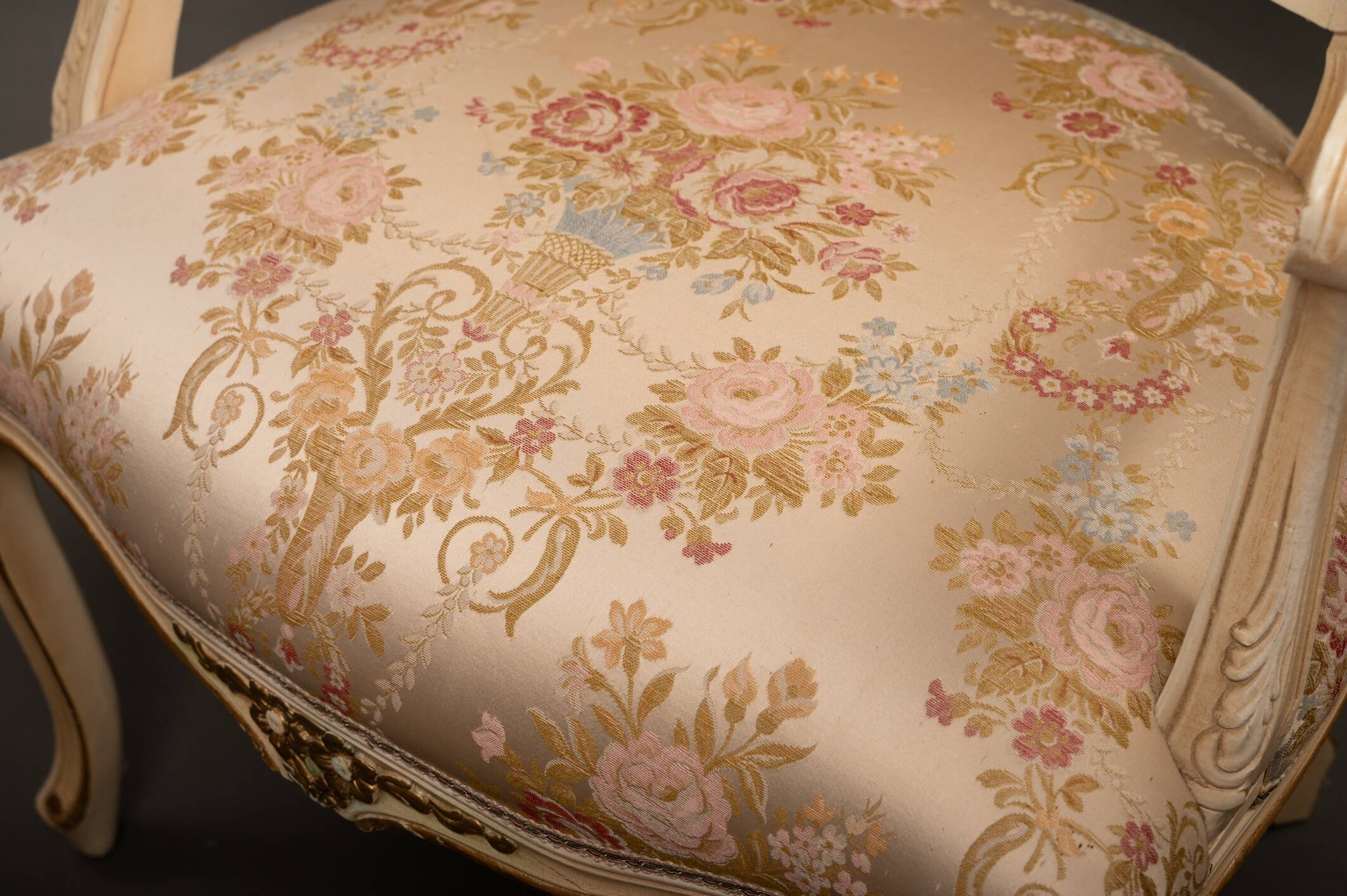 Pair of Louis XV style armchairs – Carved, gilded wood and brocade fabric