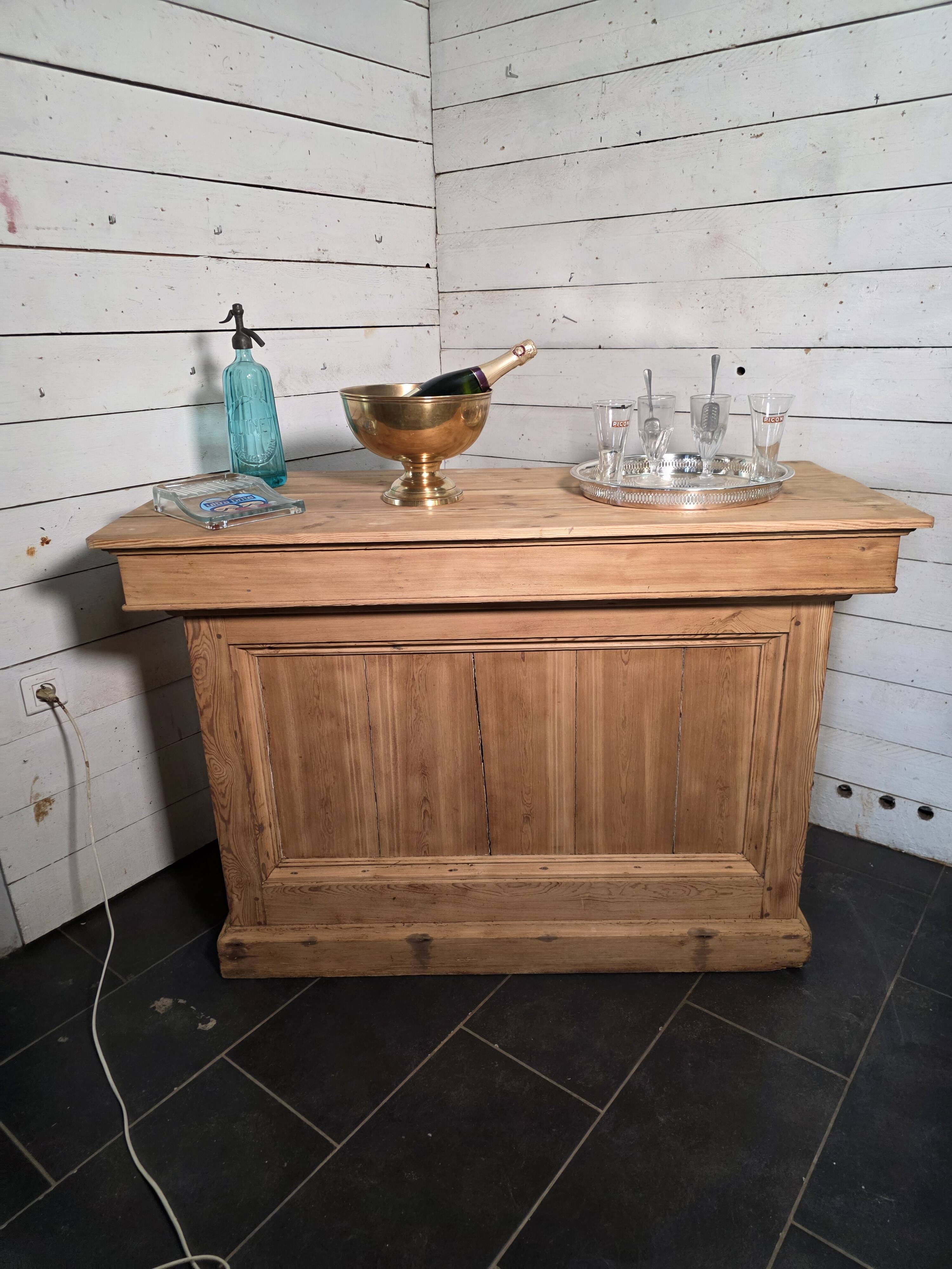 Comptoir ancien de bistrot en sapin