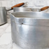Lot de 3 casseroles antiques en aluminium , manche bois , années 40