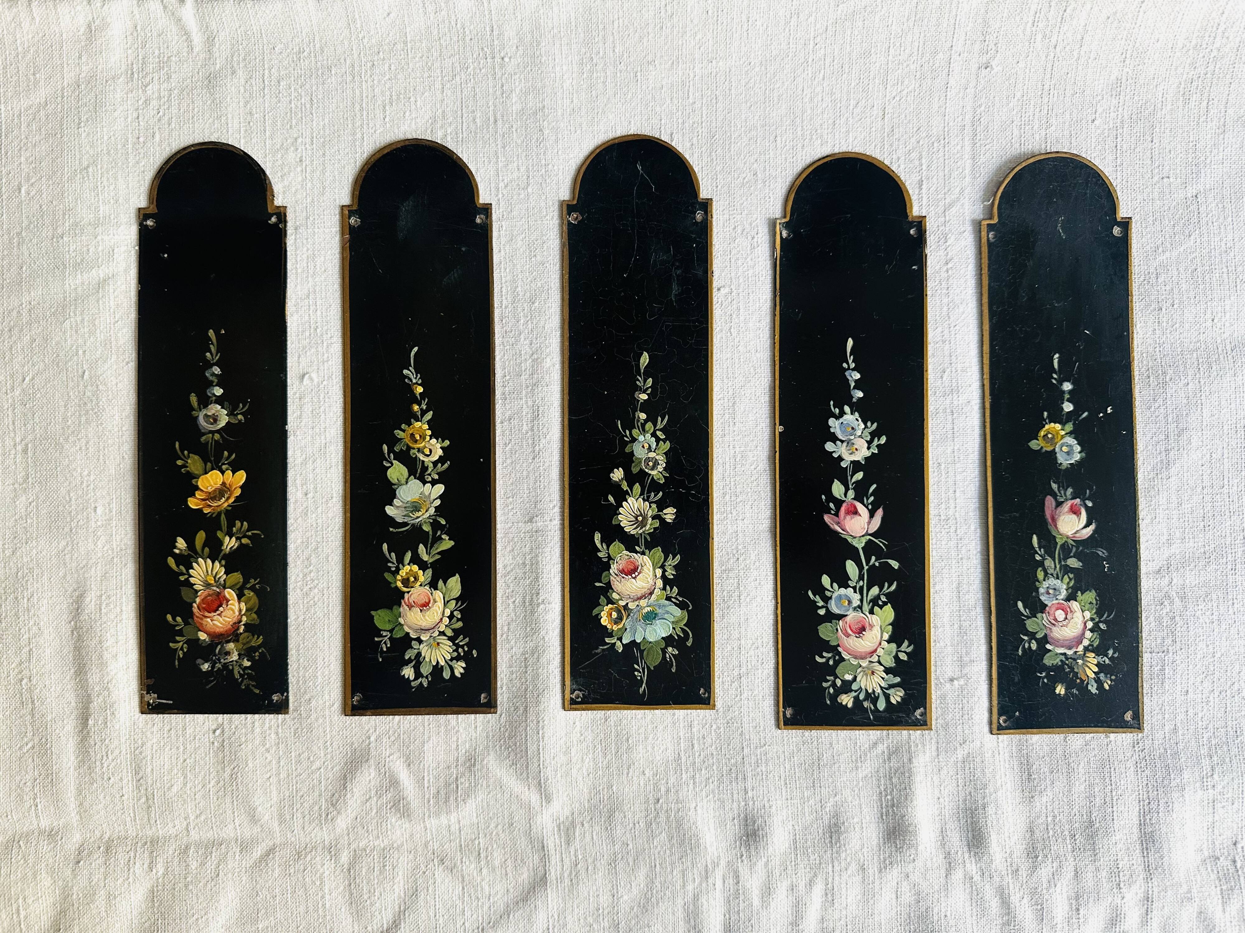 Plaques de propreté Napoléon III en tôle peinte, décor floral