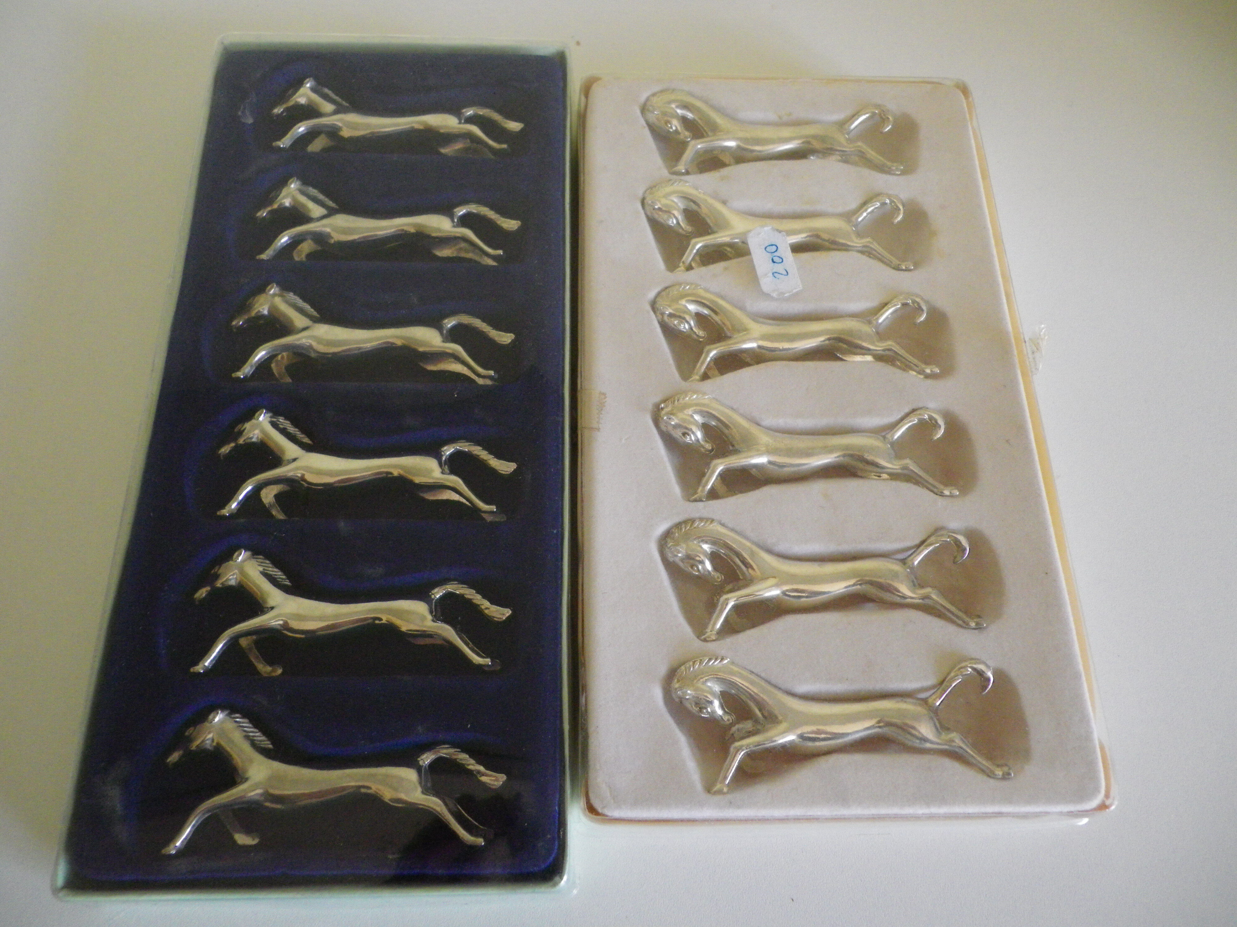 Silver metal knives in their origin box