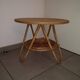 Table basse tripode en bambou dans le goût de Audoux-Minet avec porte-revues, 1950