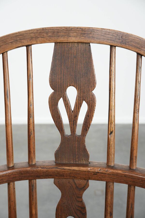 Chaise Windsor anglaise ancienne à dossier bas avec une belle patine