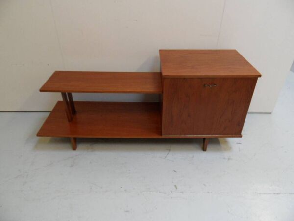Buffet des années 50 avec étagère ouverte