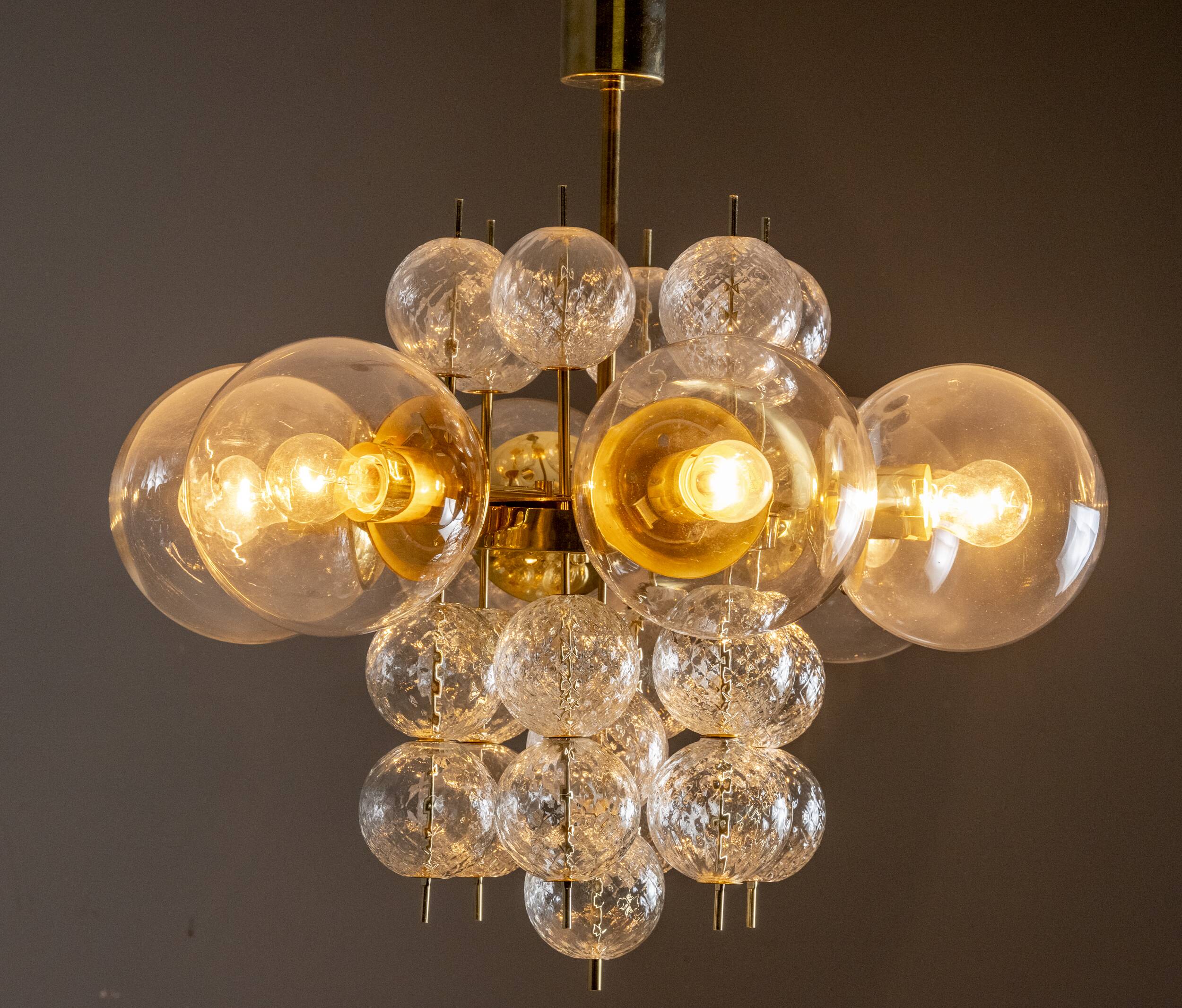 Lustre en laiton et verre du milieu du siècle, Europe, années 1960