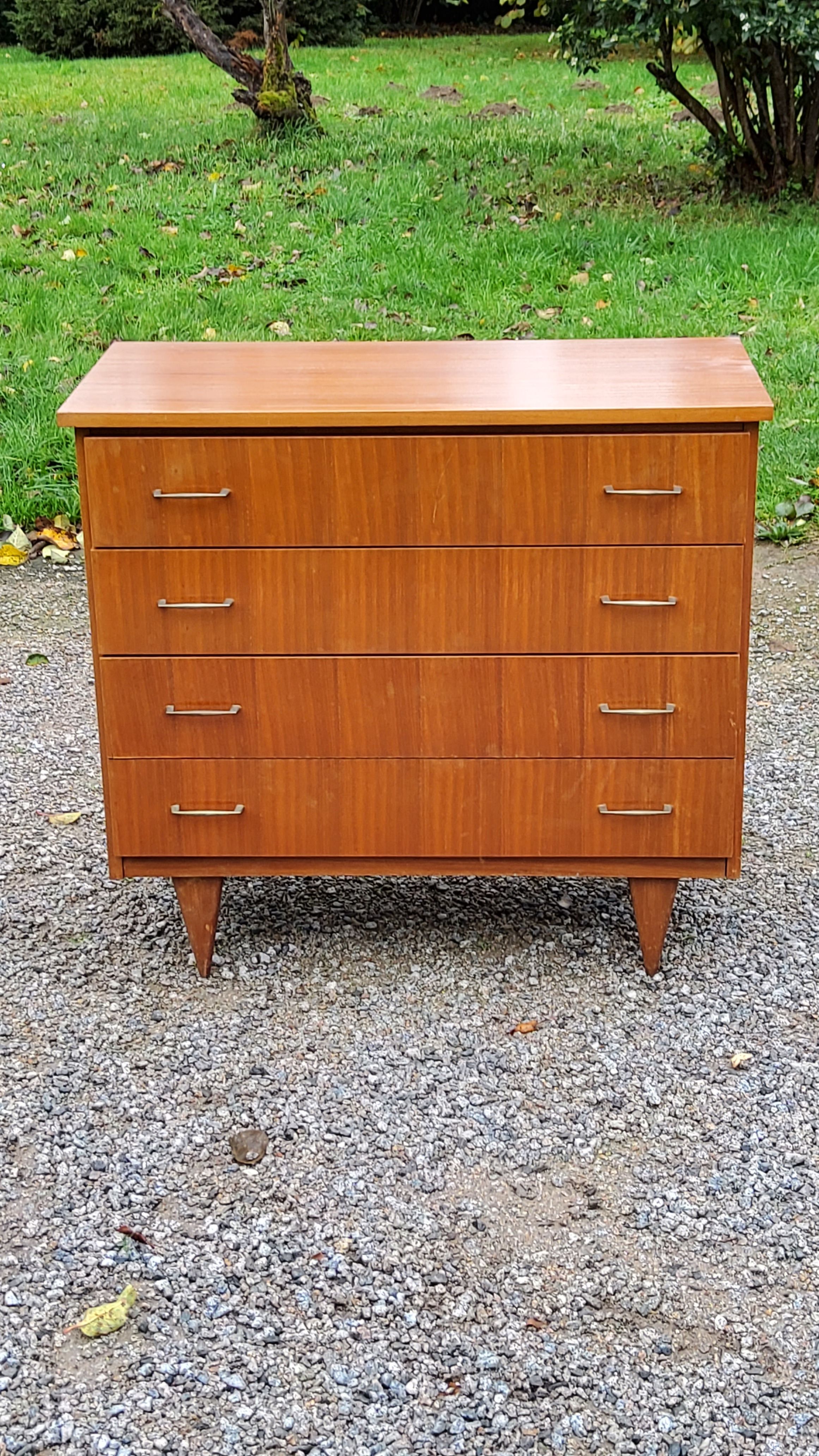 Chest of drawers from the 50s-60s in golden mahogany 4 drawers feet bobbin