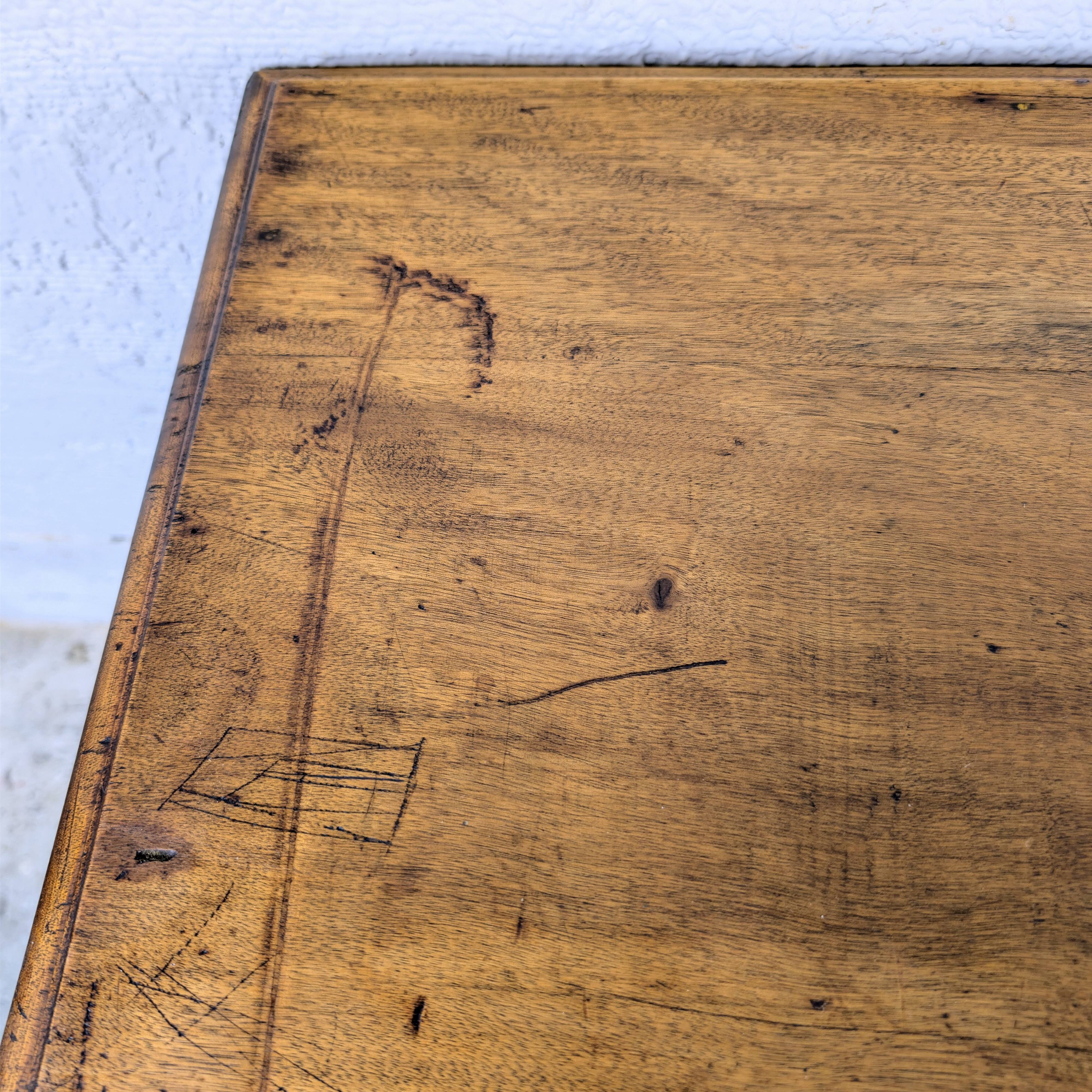 The small table with Louis XVI charm.