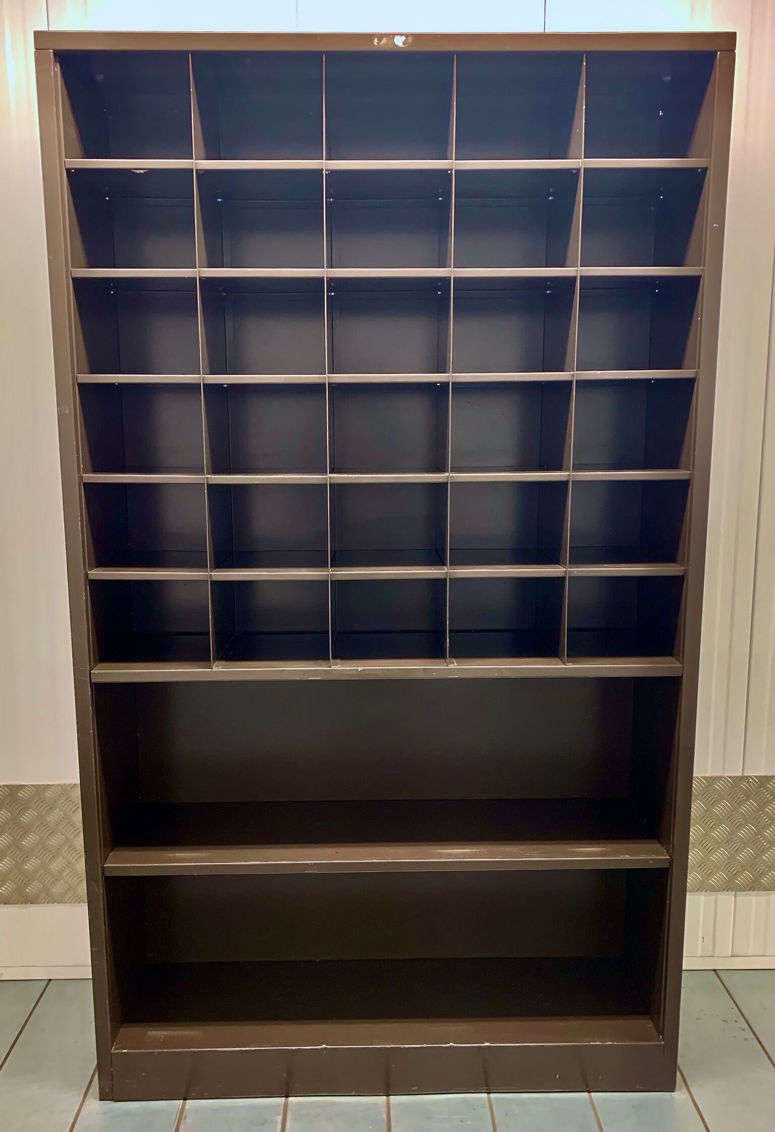 Industrial storage cabinet