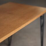 Jolie table basse vintage (années 70). En contreplaqué et fonte