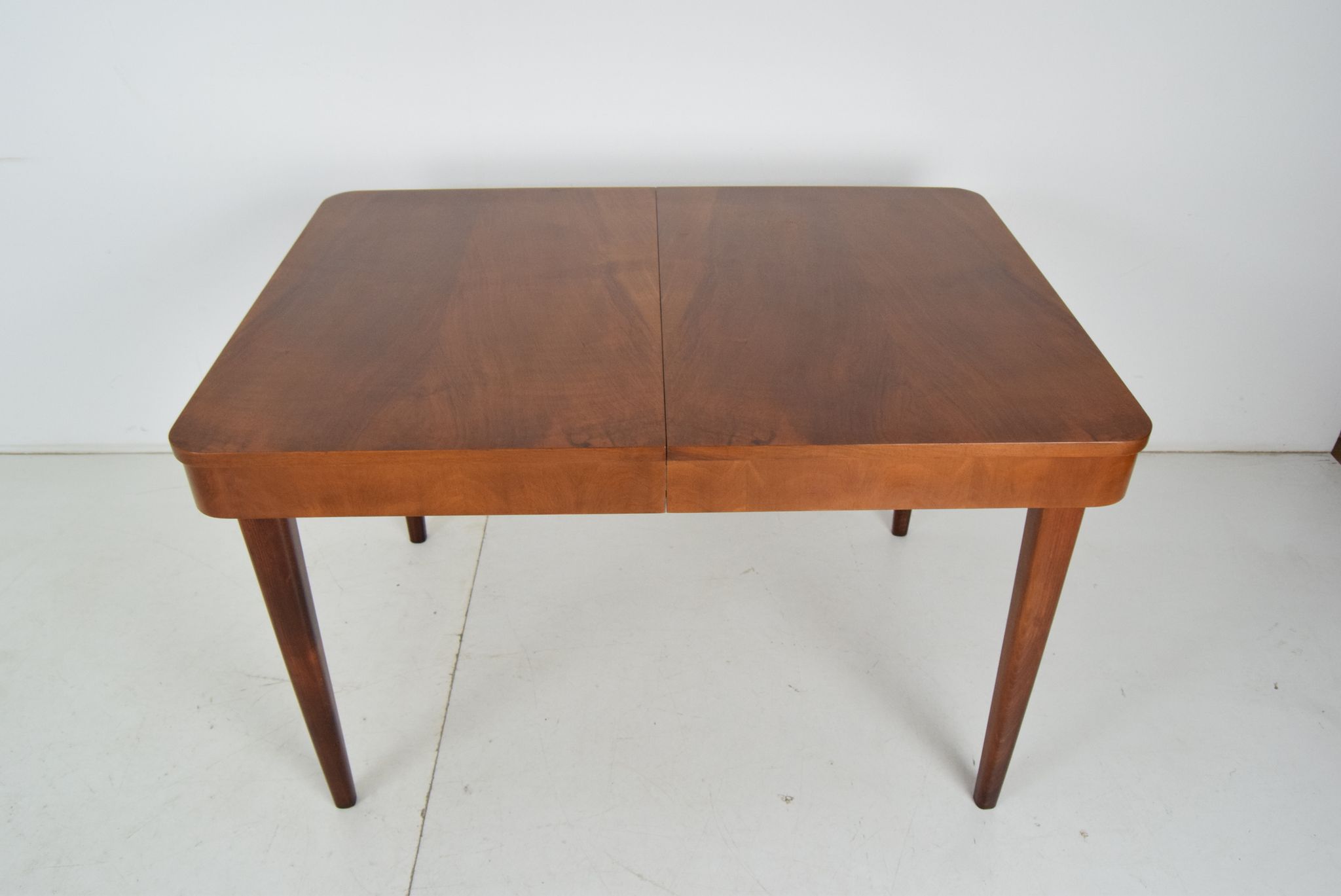 Table à manger extensible Art déco, conçue par Jindrich Halabala, années 1940.