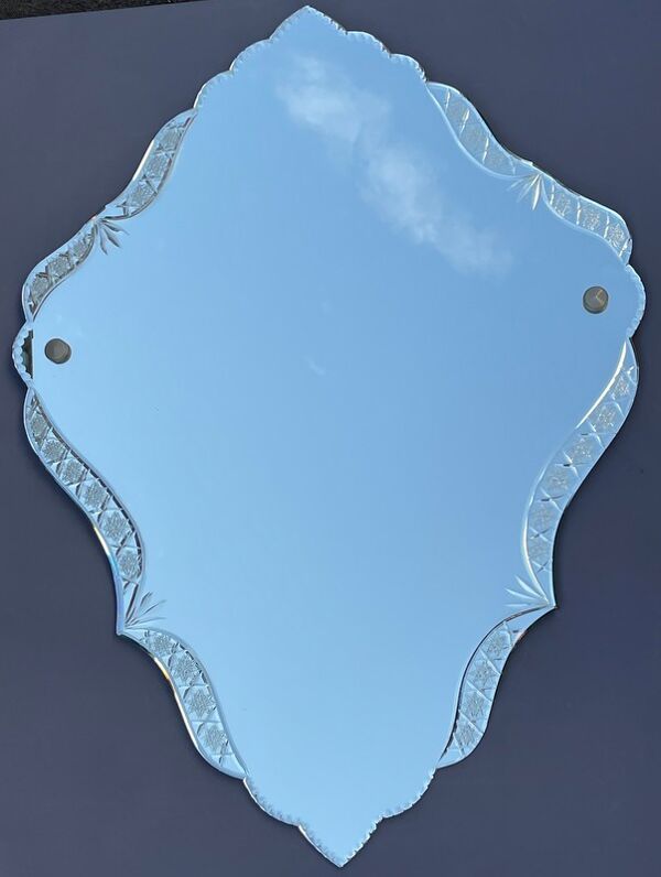 Miroir forme mouvementée bisauté taillé cisellé Vénitien miroir de Venise XXème 72 X 53 cm”.