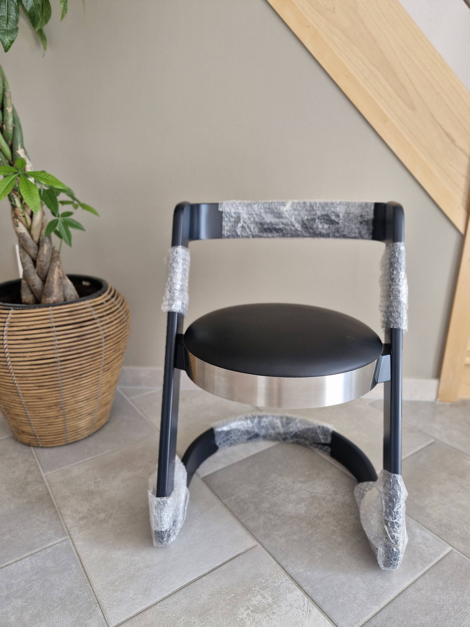 Set of 4 black cantilever chairs – Italian design from the 1970s