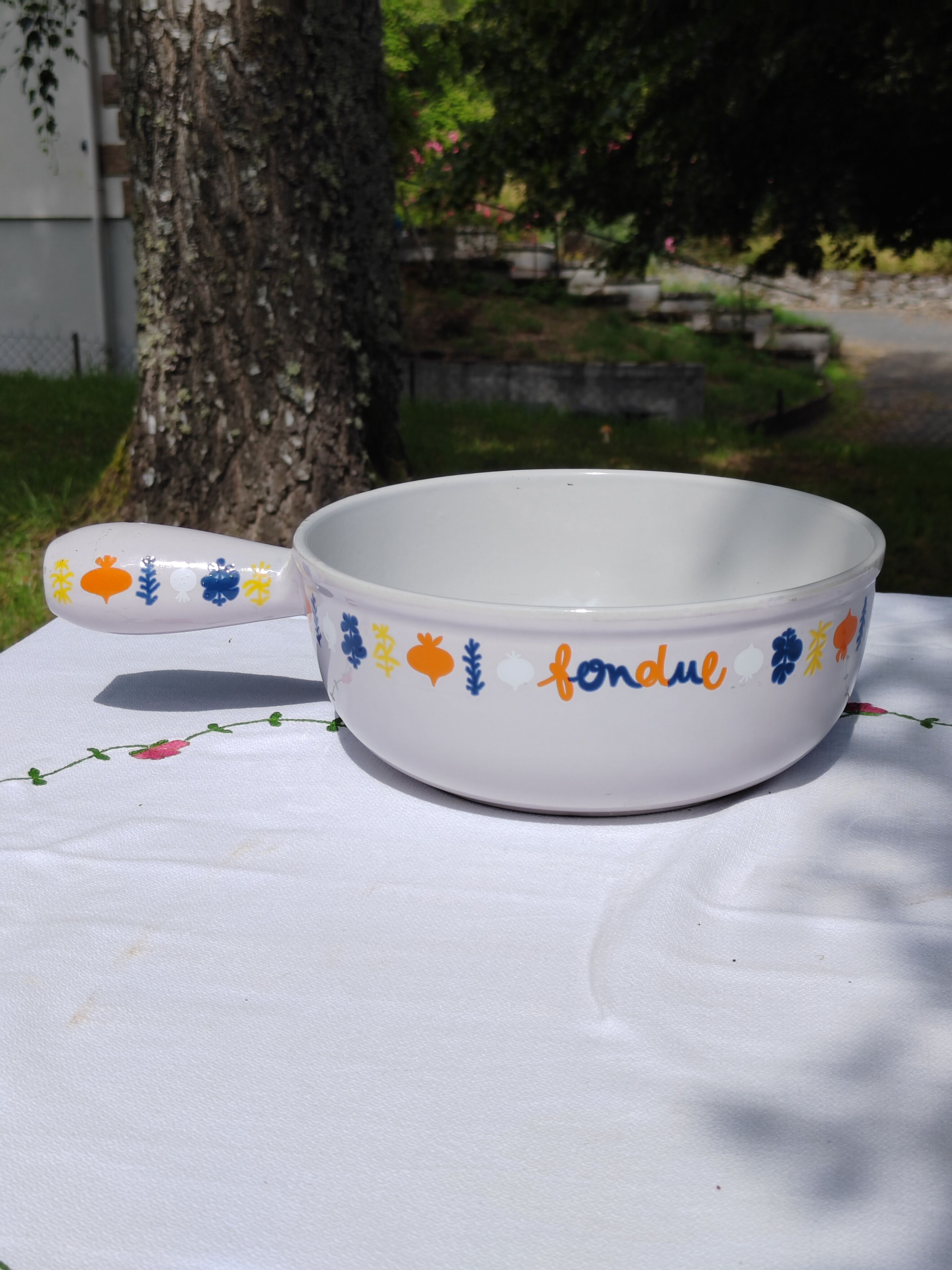 Enamelled cast iron fondue pan