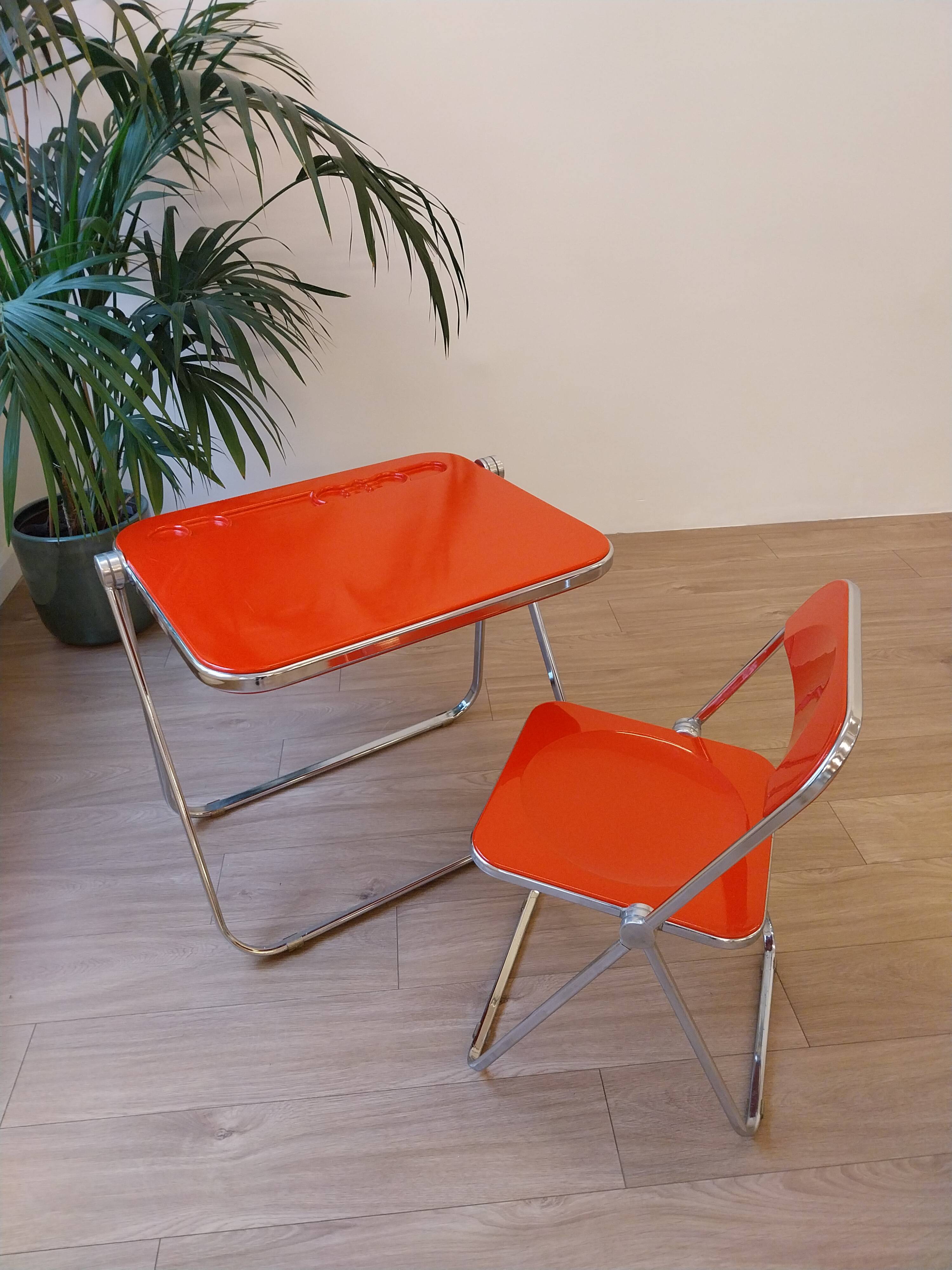 Vintage lot design – Platone table + red Plia chairs – Anonima Castelli