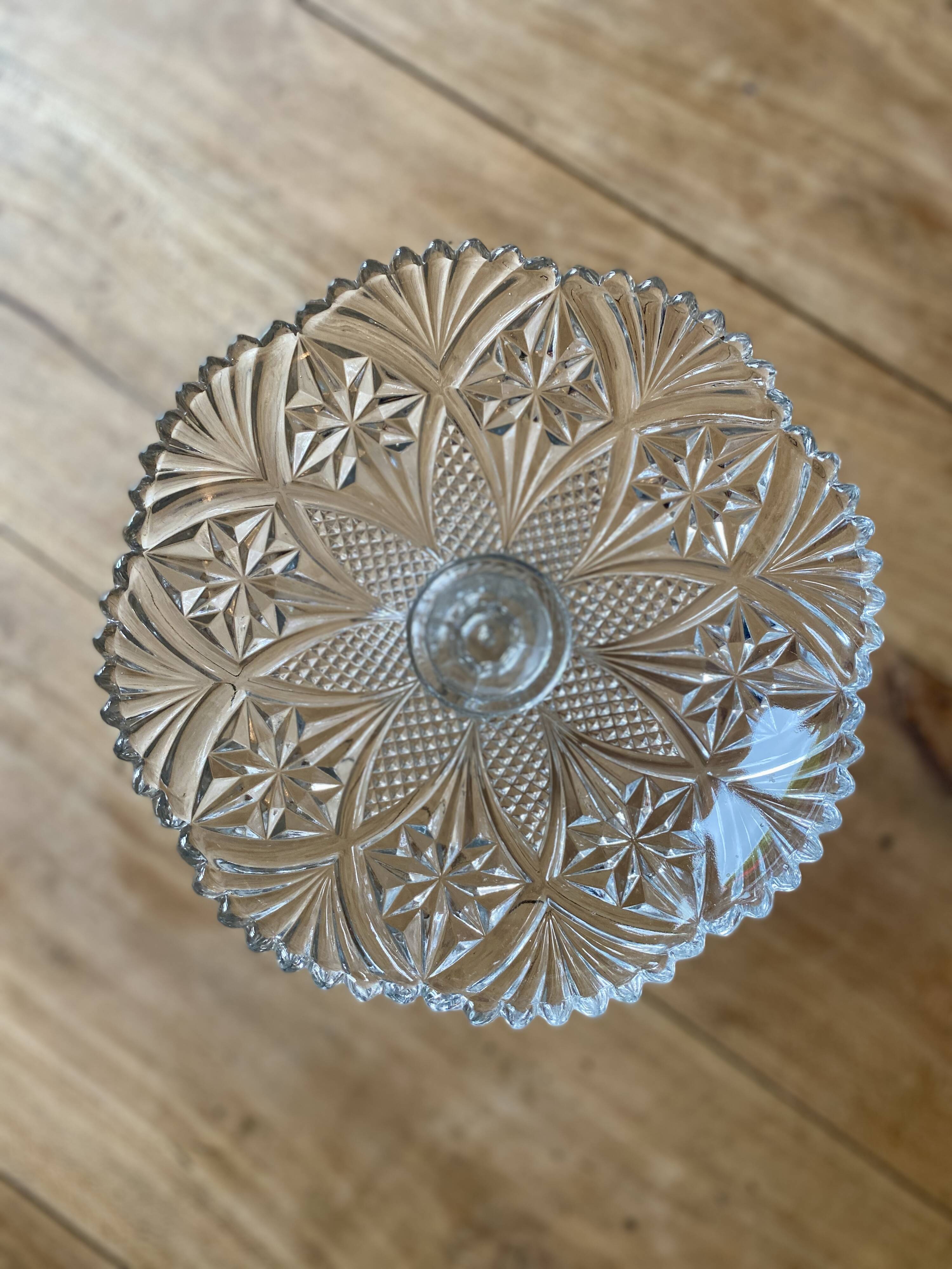 Compotier ou assiette à pied en verre ciselé vintage