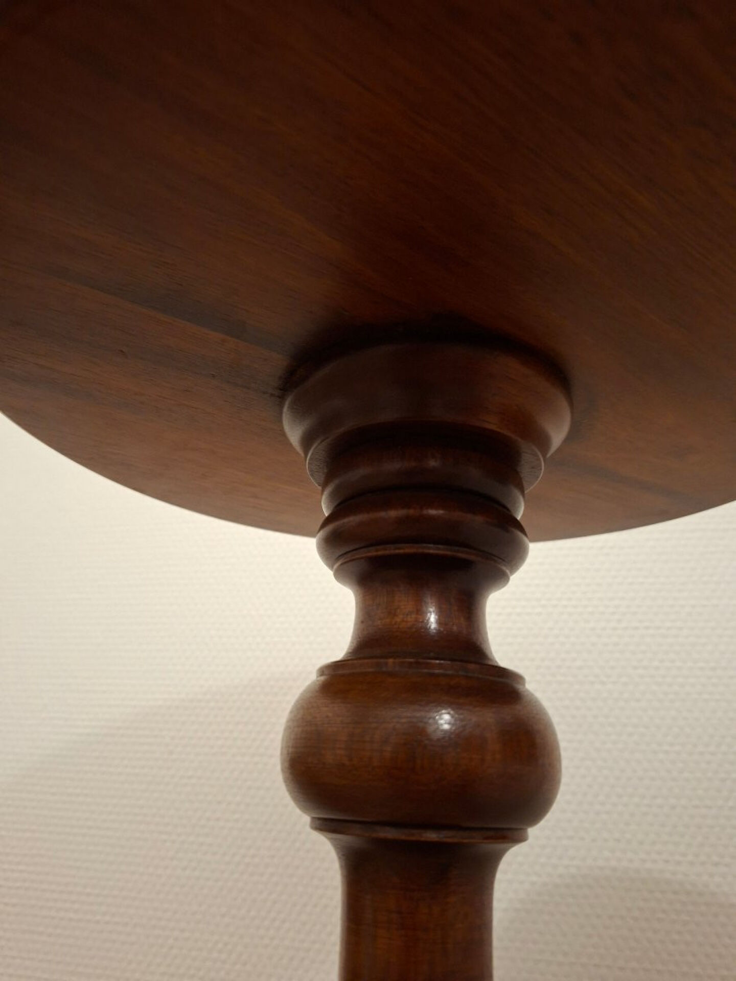 High English guéridon/side table in mahogany.