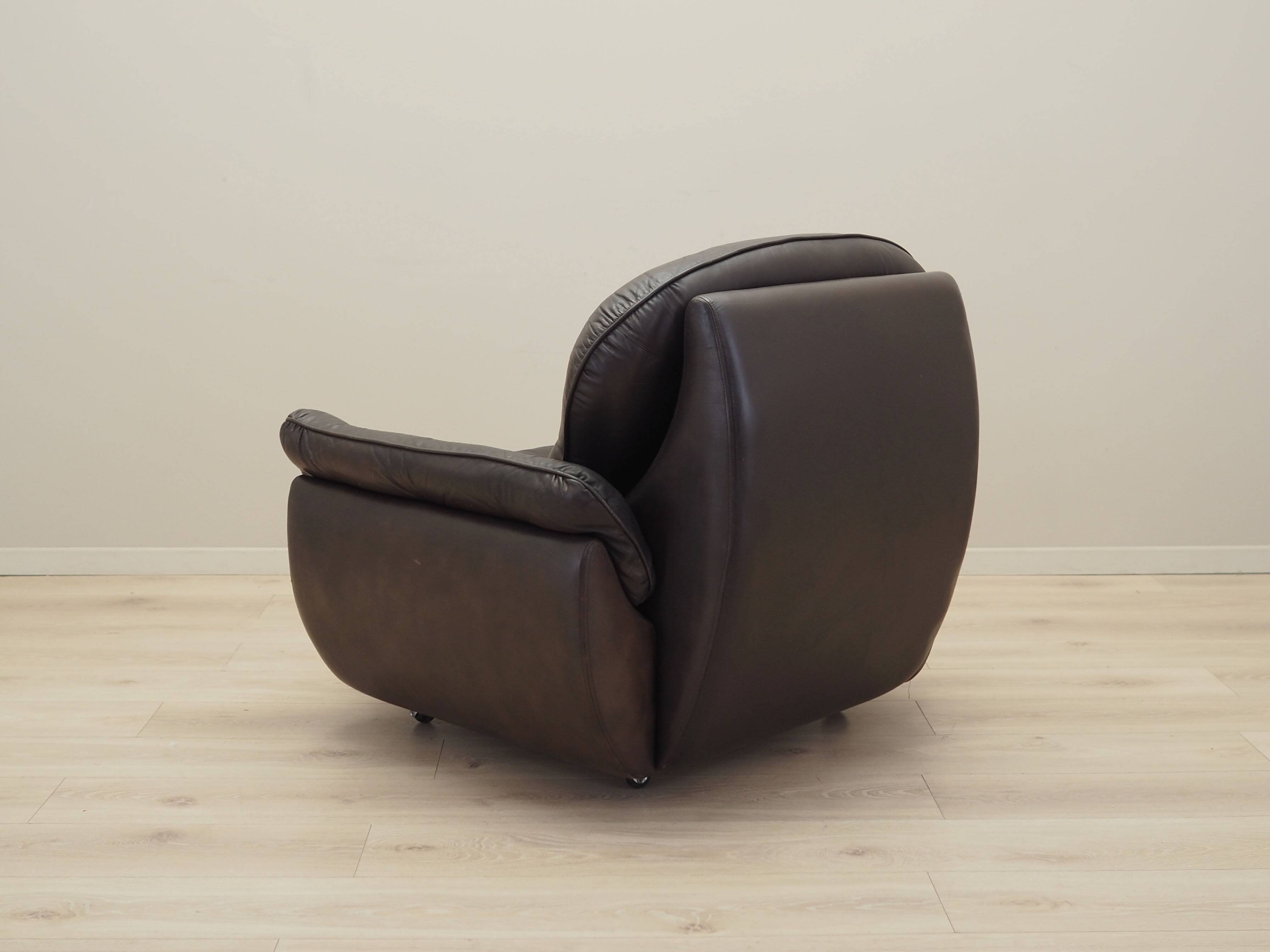 Armchair with castors, Italian design, 1970s, production: Italy