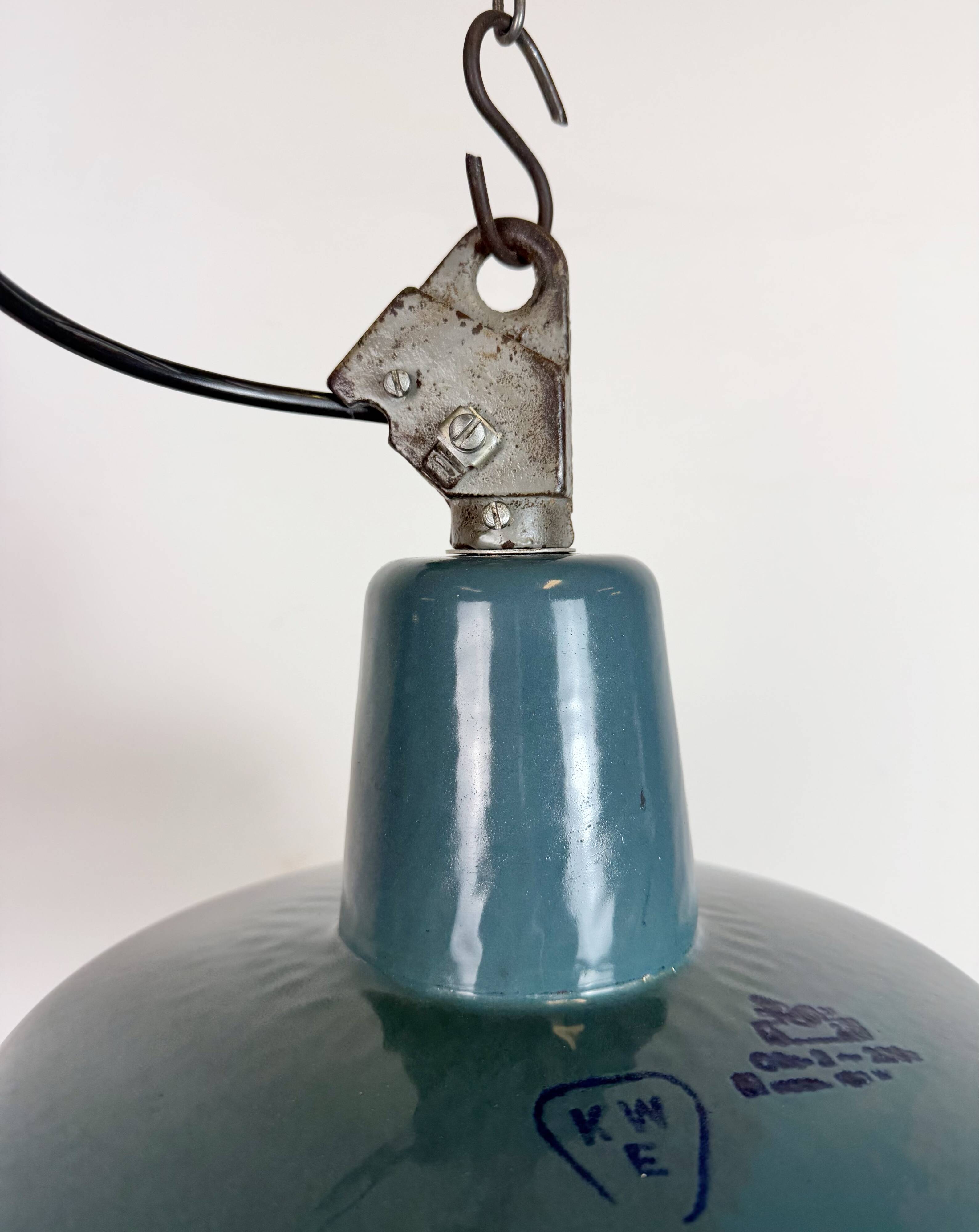 Lampe d'usine en émail pétrolier industriel avec dessus en fonte, années 1960.