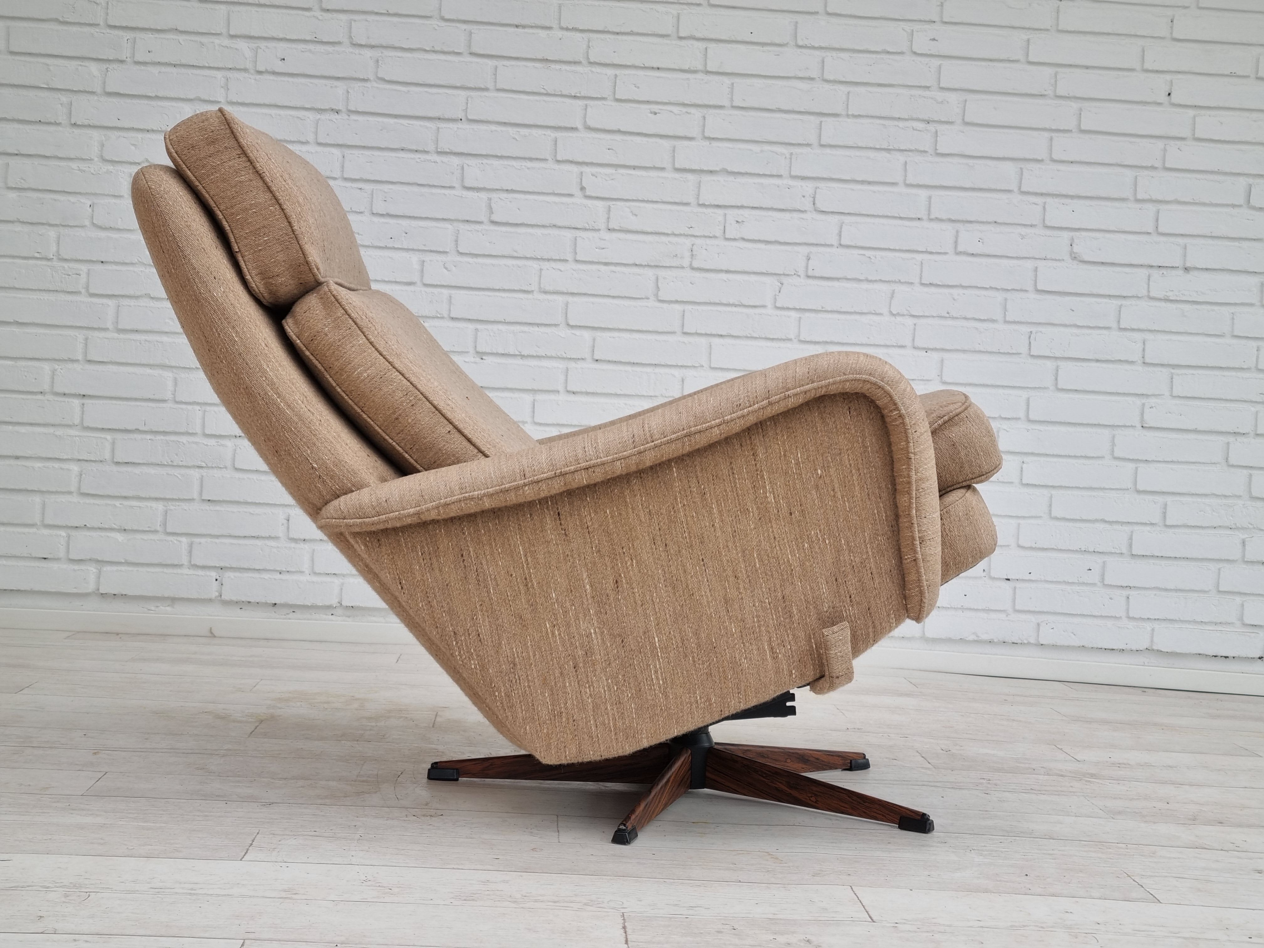 Fauteuil pivotant et son repose-pieds, laine