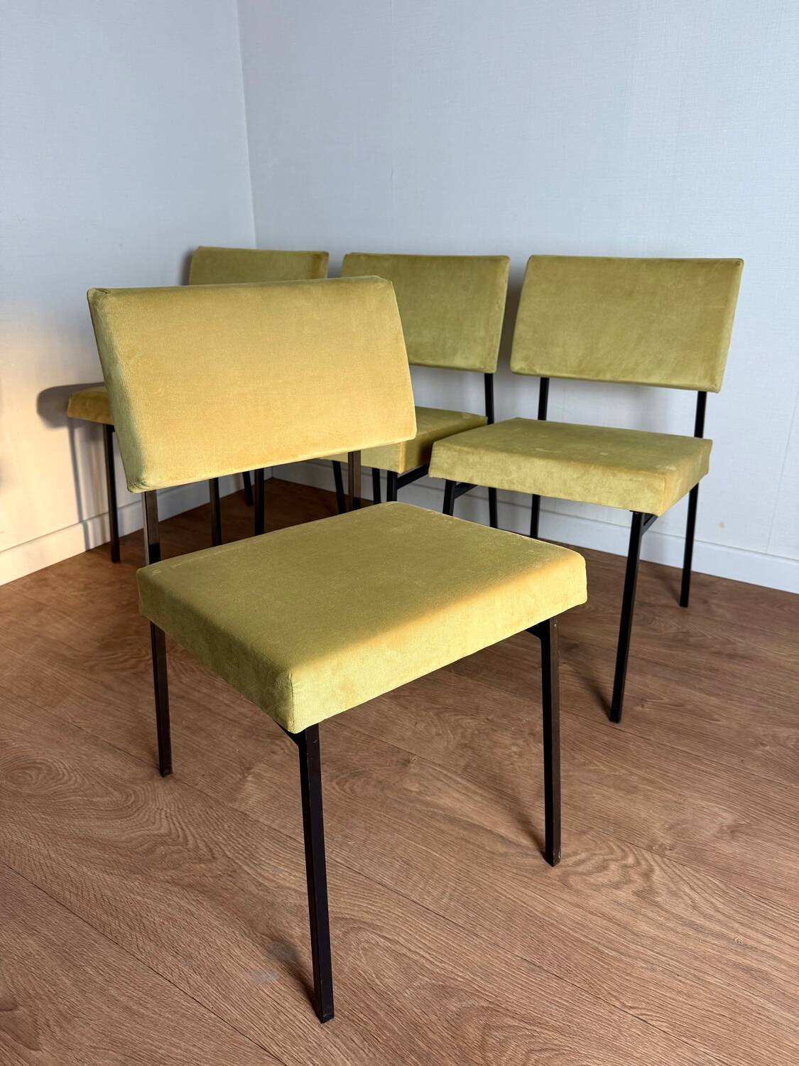 4 chairs awarded to Gérard Guermonprez