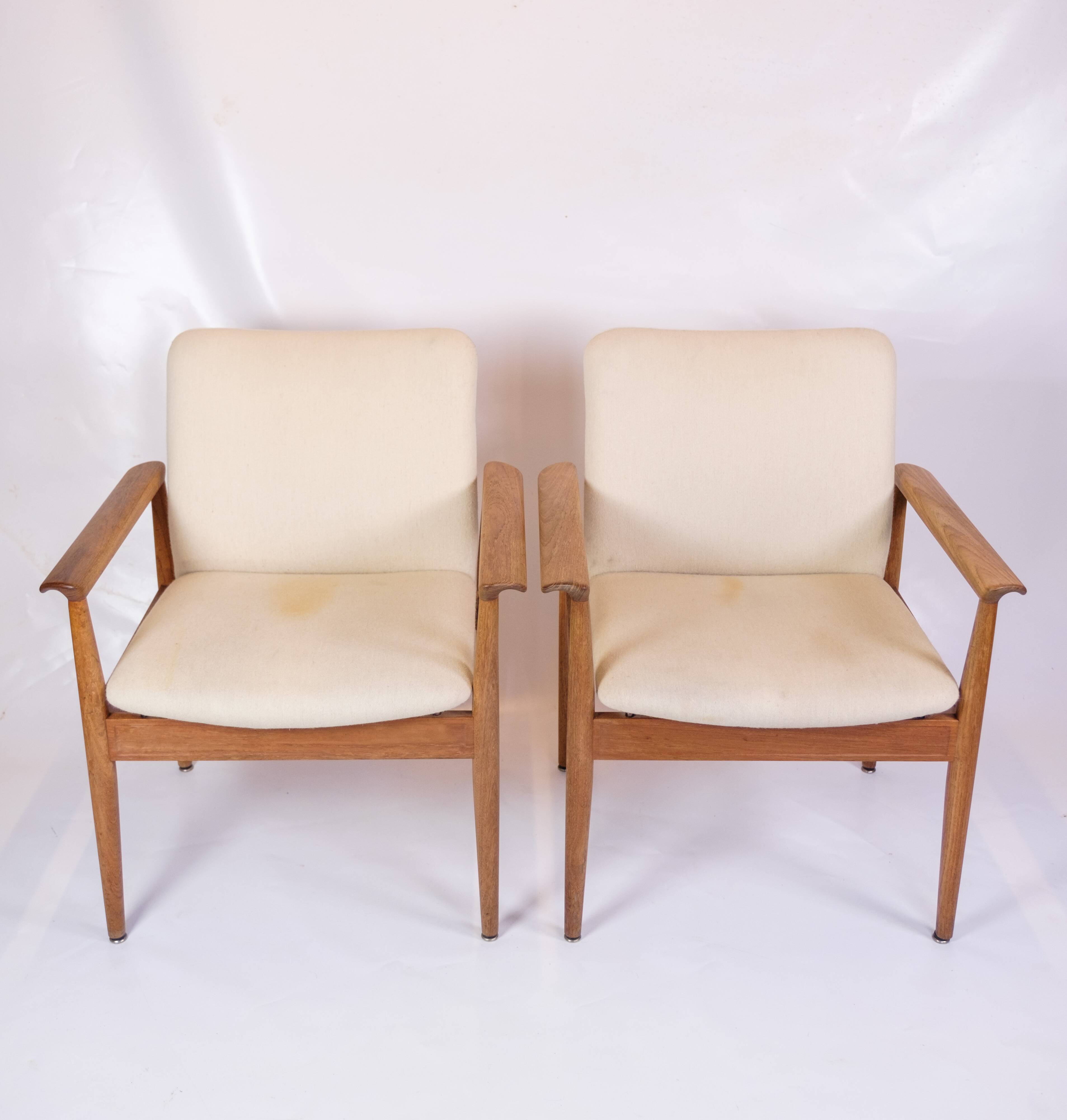 Ensemble de 2 chaises diplomates fabriquées en teck et en tissu de laine légère par Finn Juhl des années 1960