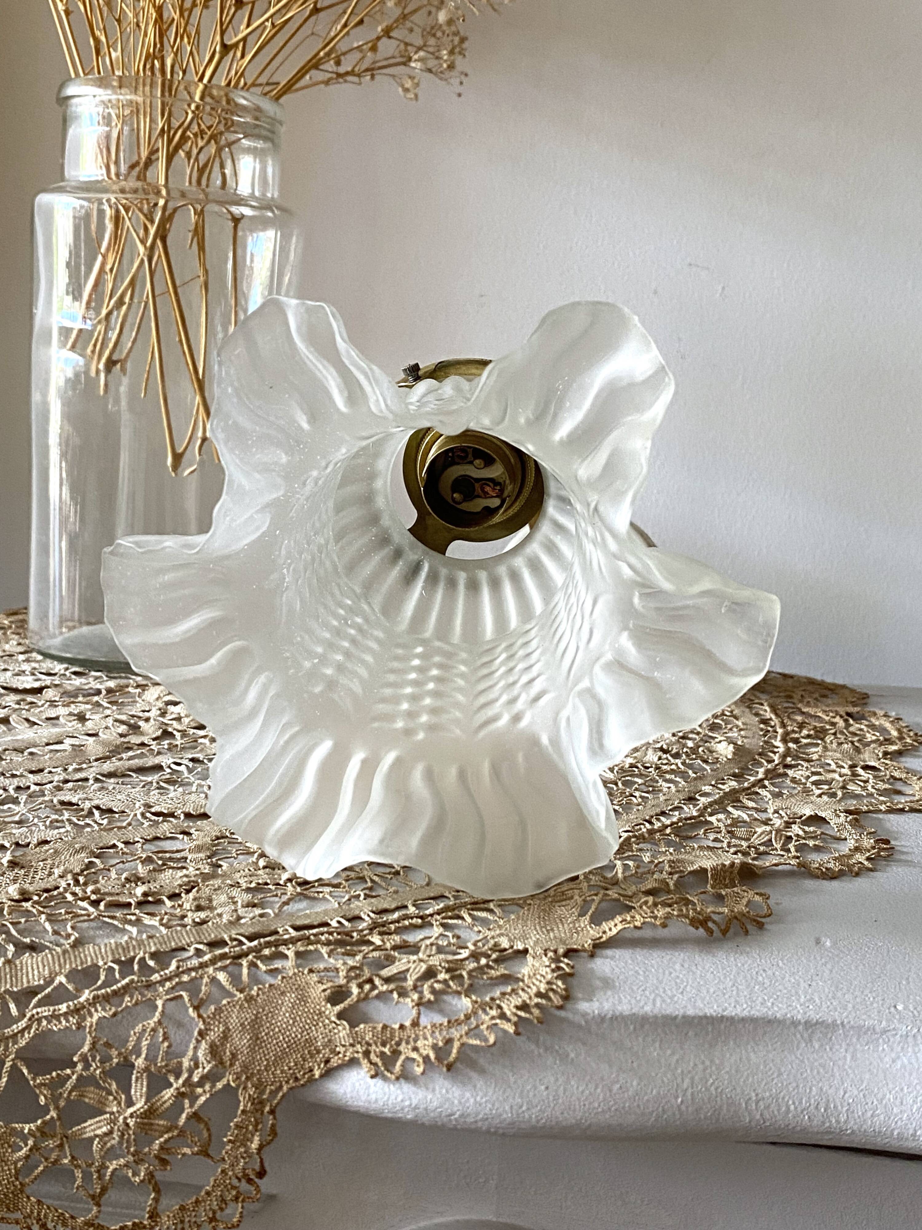 Tulip-shaped swan neck wall light in brass