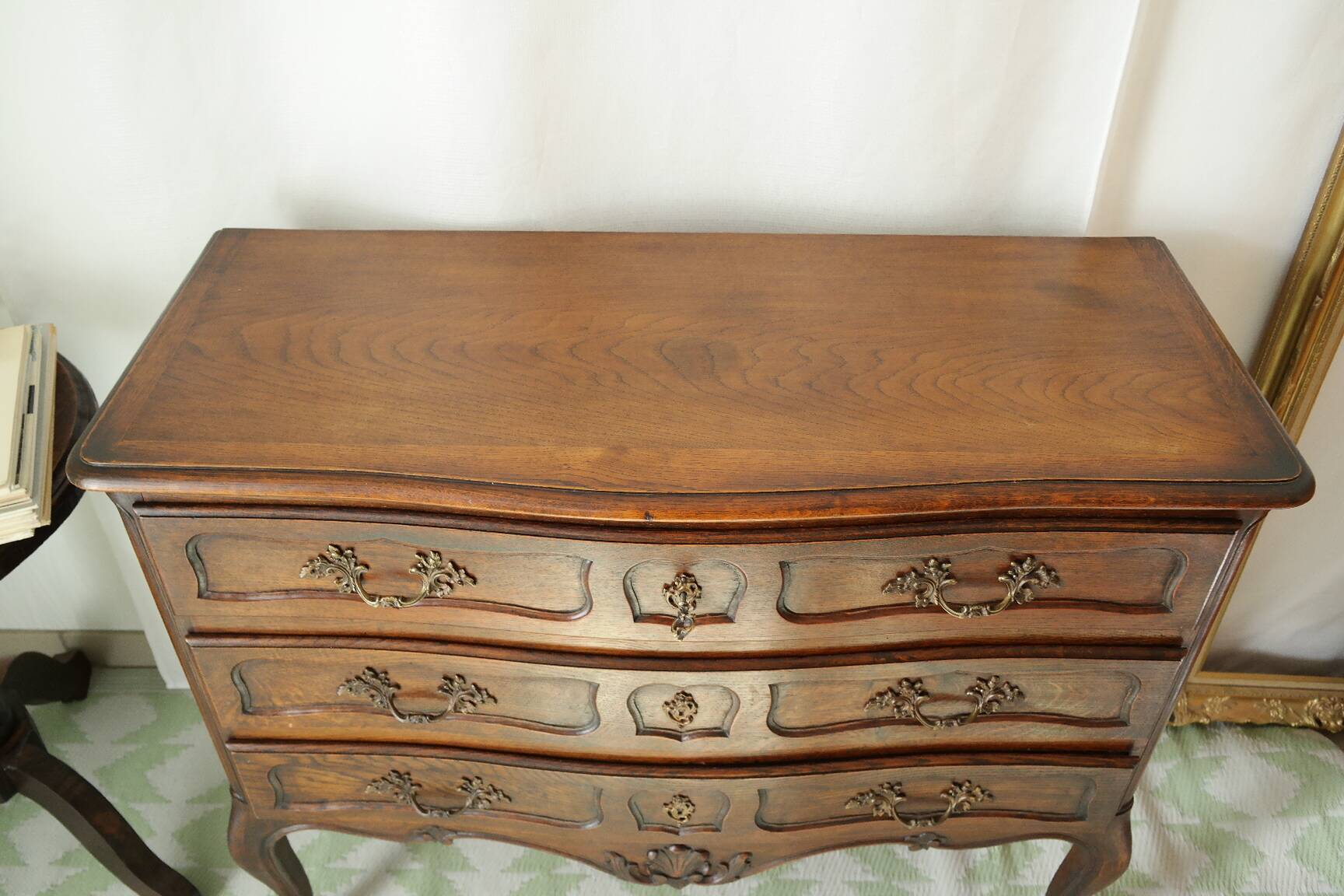 Louis XV style commode in solid oak, 20th century.
