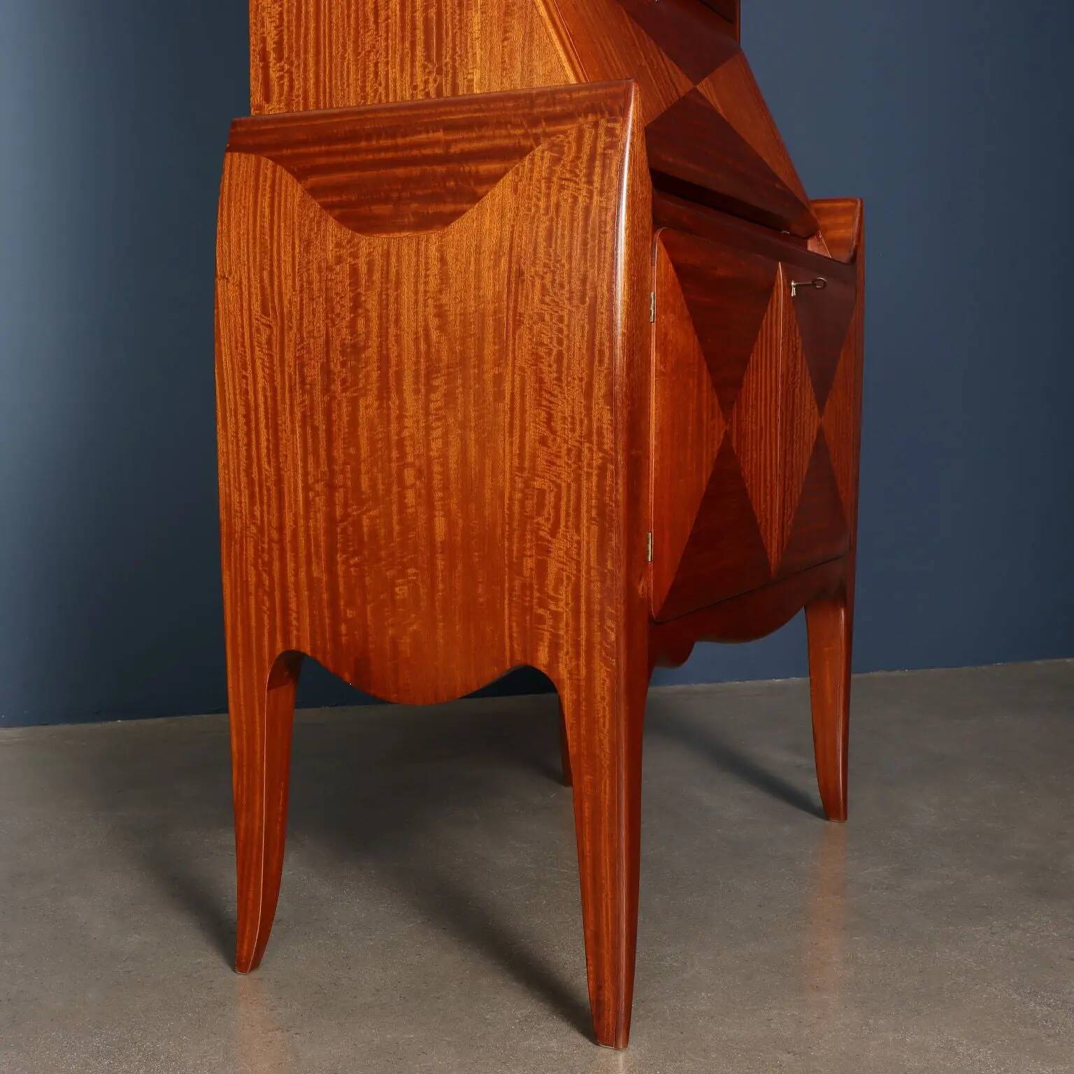Vintage trumeau in mahogany veneer, Italy, 1950s.