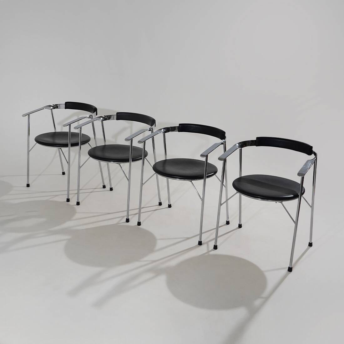 4 chaises en métal chromé et cuir noir, années 1980