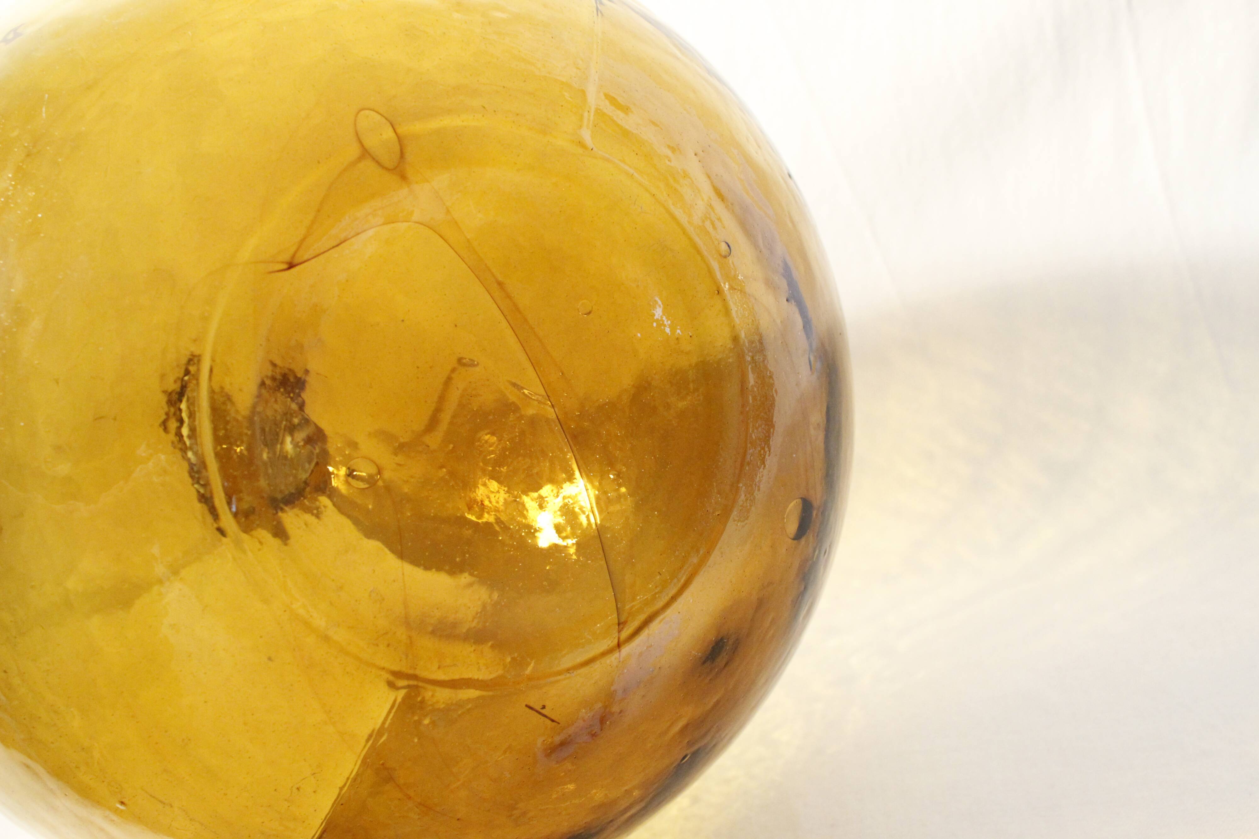 Dame-jeanne en verre ambré