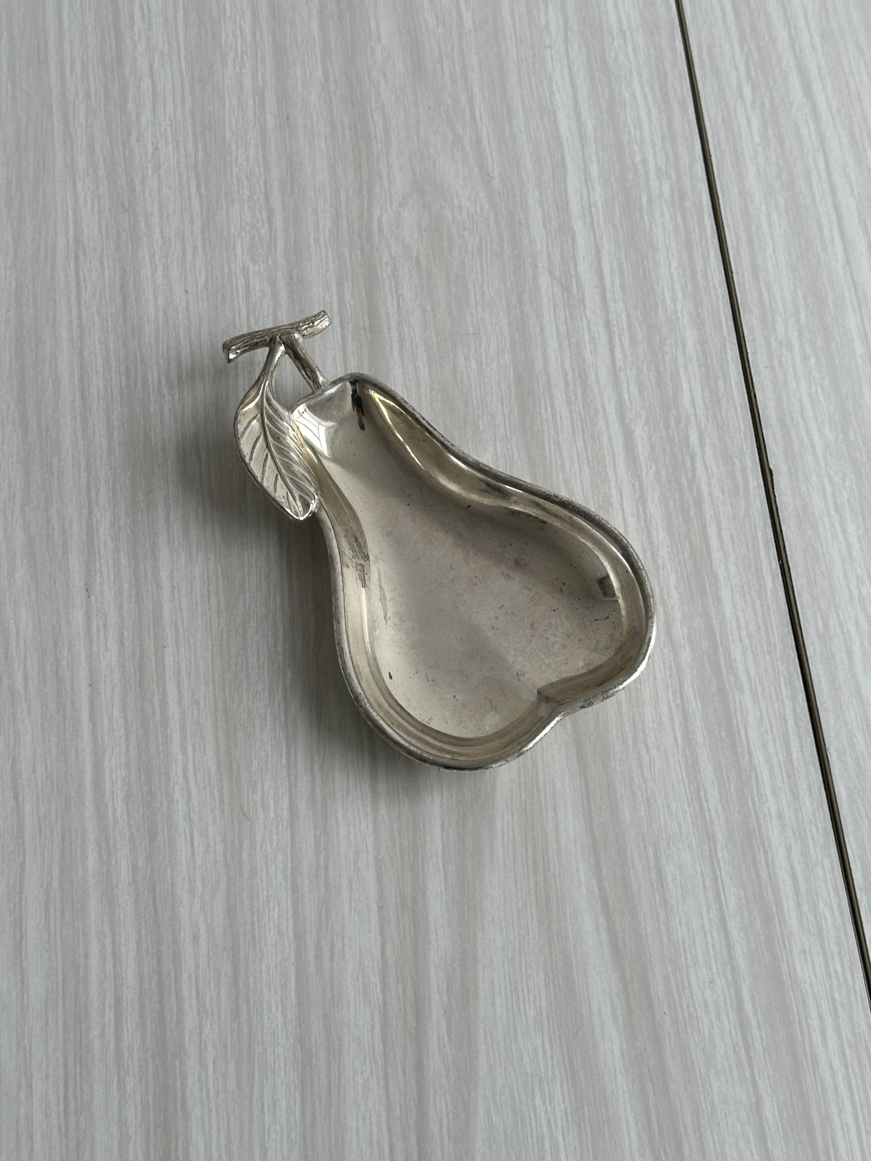 Small pear metal pocket holder