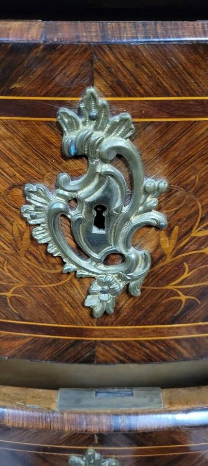 Commode galbée Style Louis XV en marquéterie vers 1850