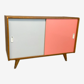 Cabinet U452 de Jiri Jiroutek