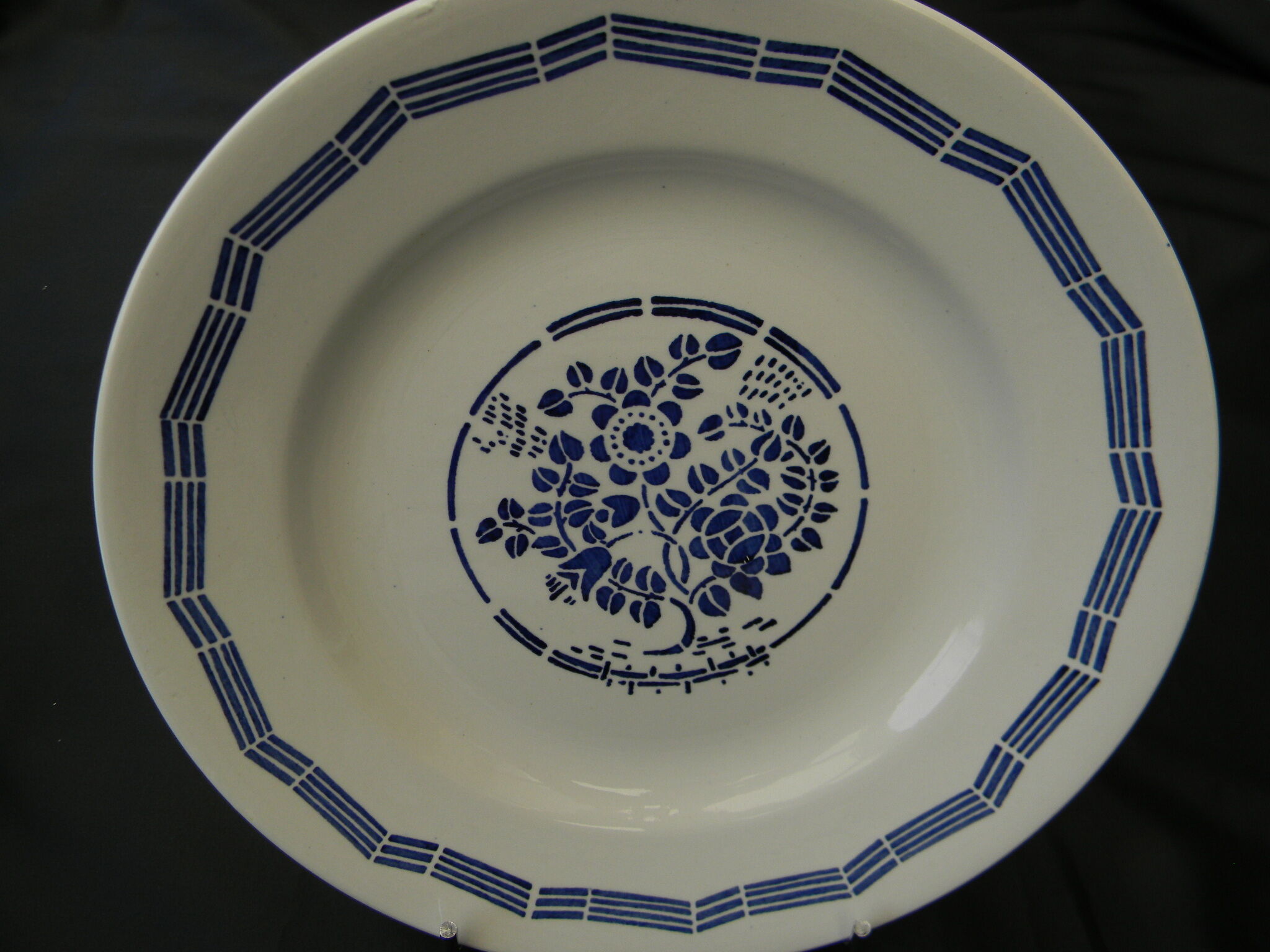 6 flat plates in earthenware from SAINT AMAND. Blue decoration.