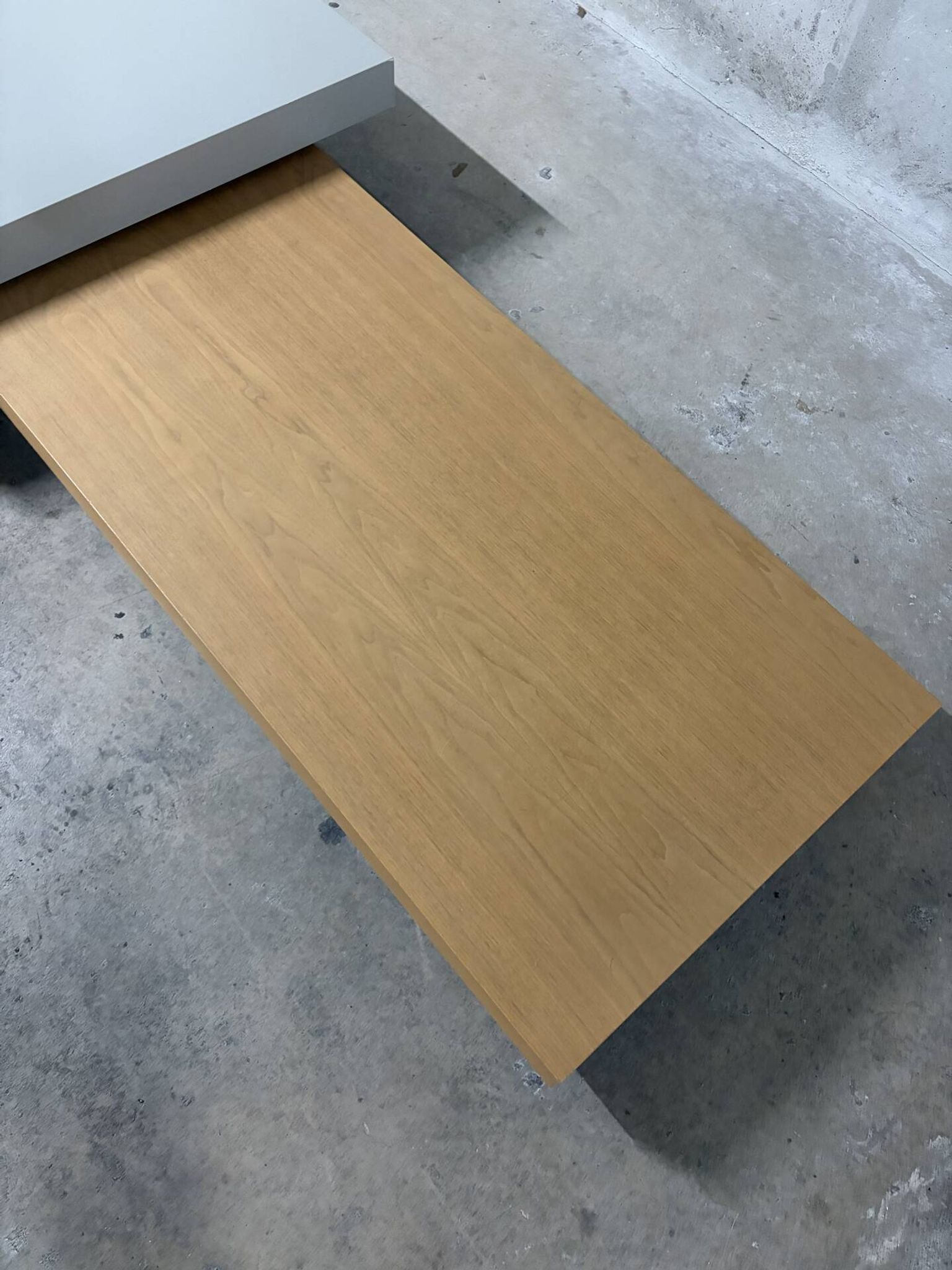 Set of 2 design coffee tables by Molteni&C, light wood and grey lacquered.